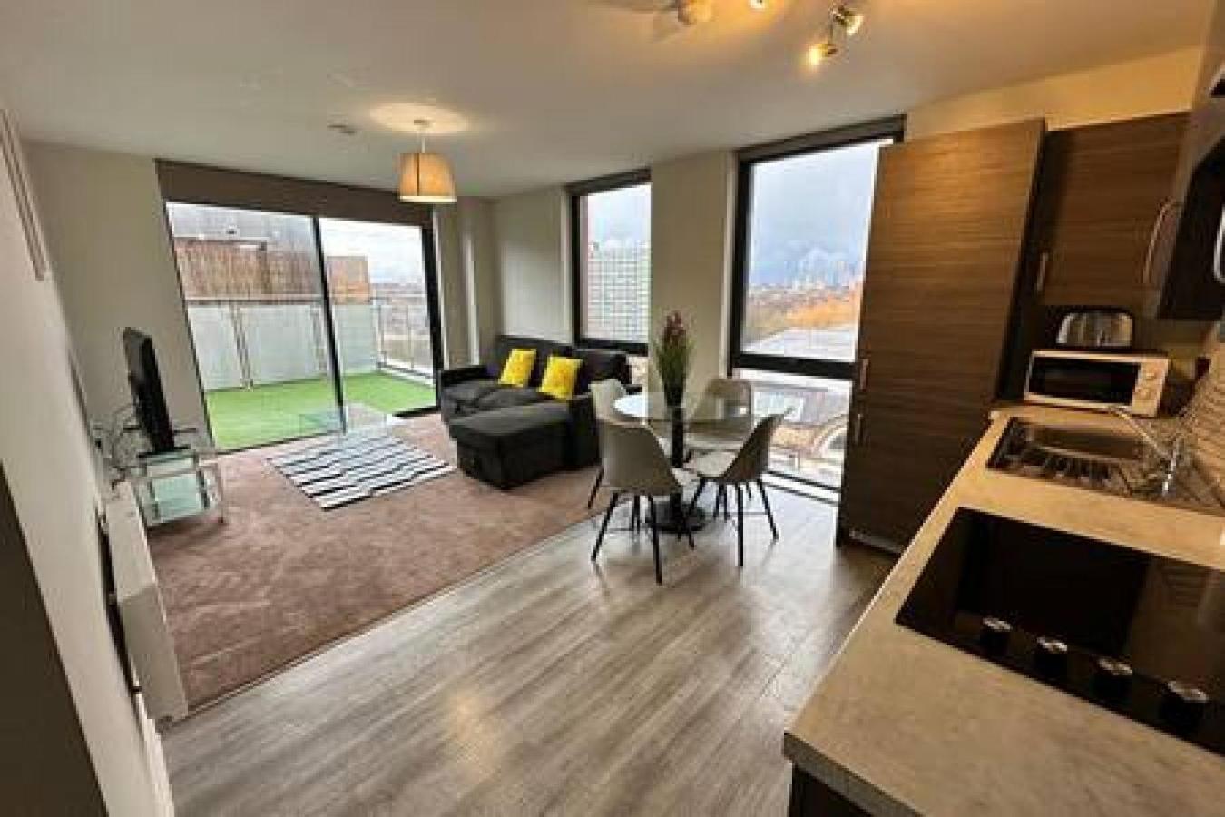 Large 1 Bed Mcr And Huge Terrace Sleeps 4 Manchester