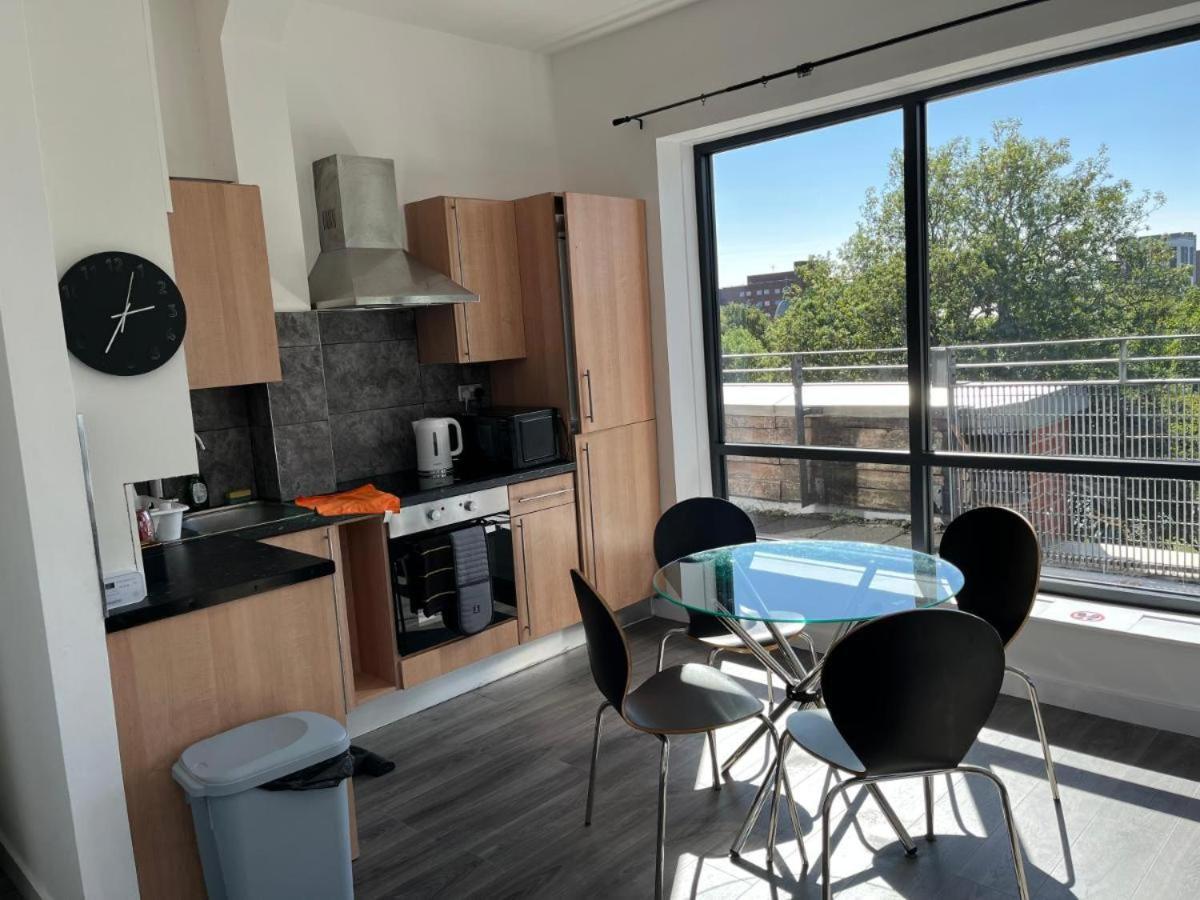 Morden In Centre Apartment