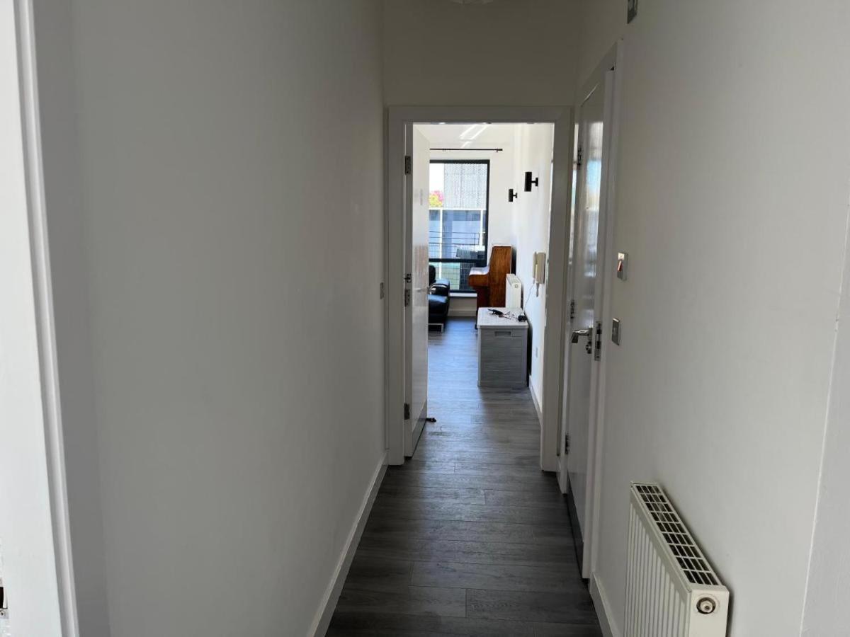 Morden In Centre Apartment *