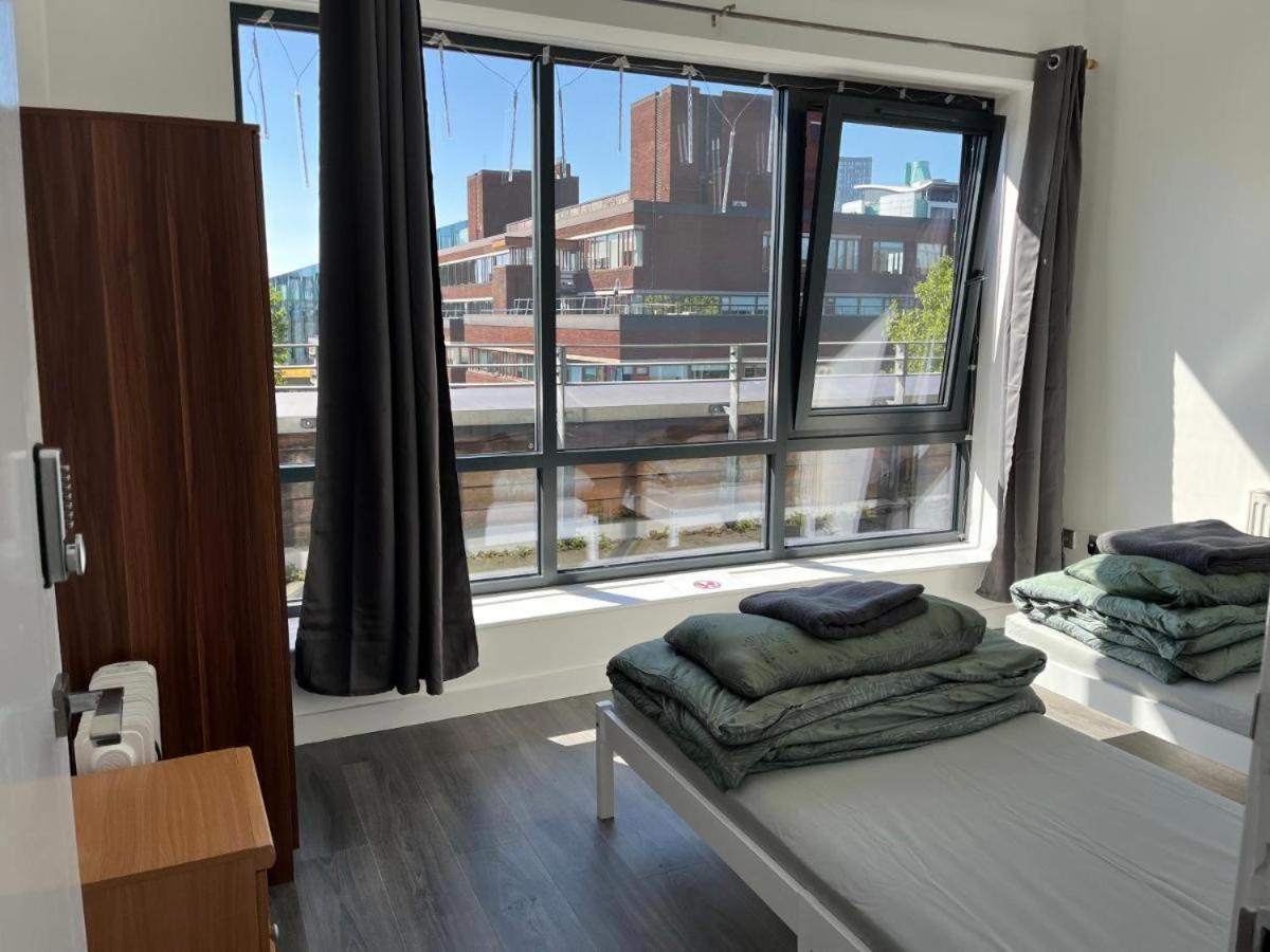 Morden In Centre Apartment
