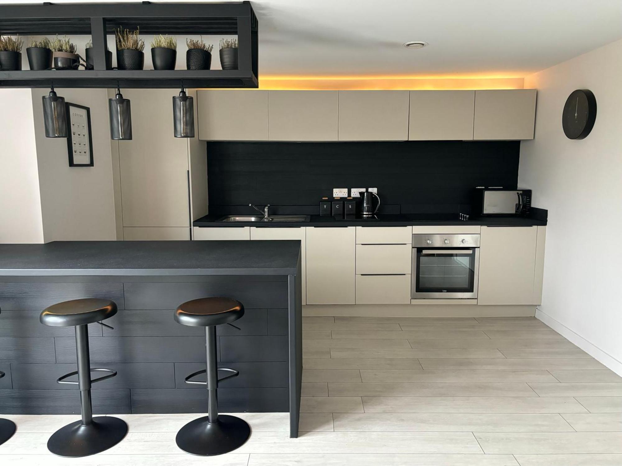 Riverside Wharf - Free Parking, Business, Couples & Families Manchester
