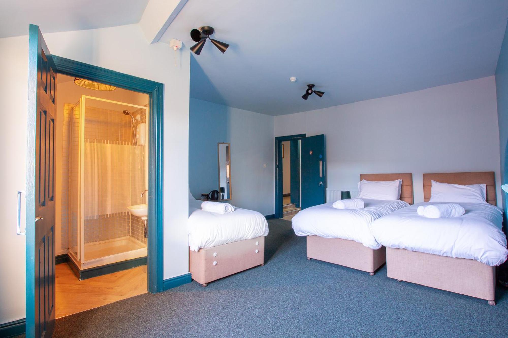 The Crown & Anchor 3*