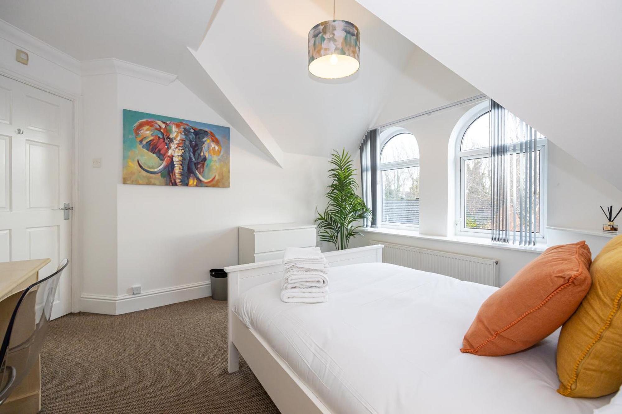 The Burton- Free Gated Parking Apartment *