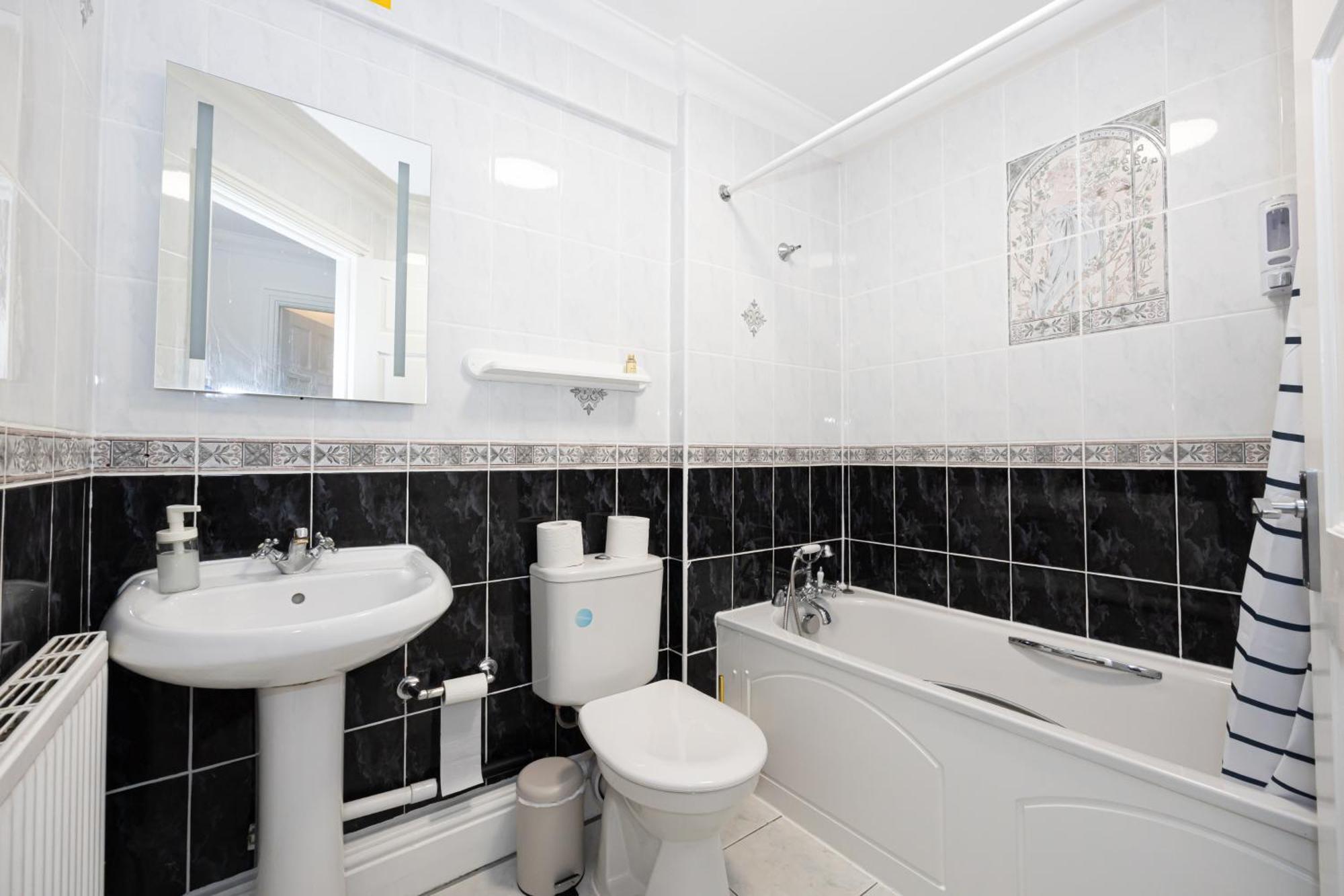 The Burton- Free Gated Parking Apartment Manchester