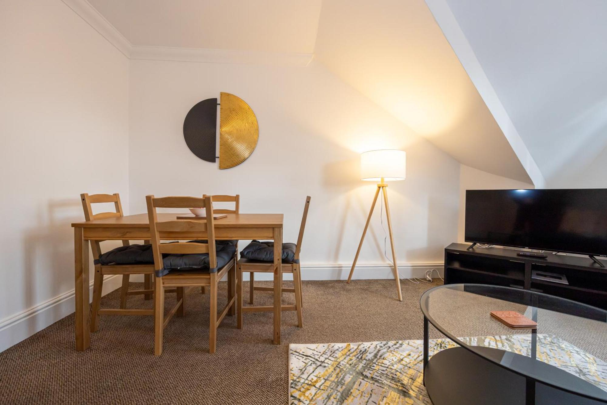 Apartment The Burton- Free Gated Parking *