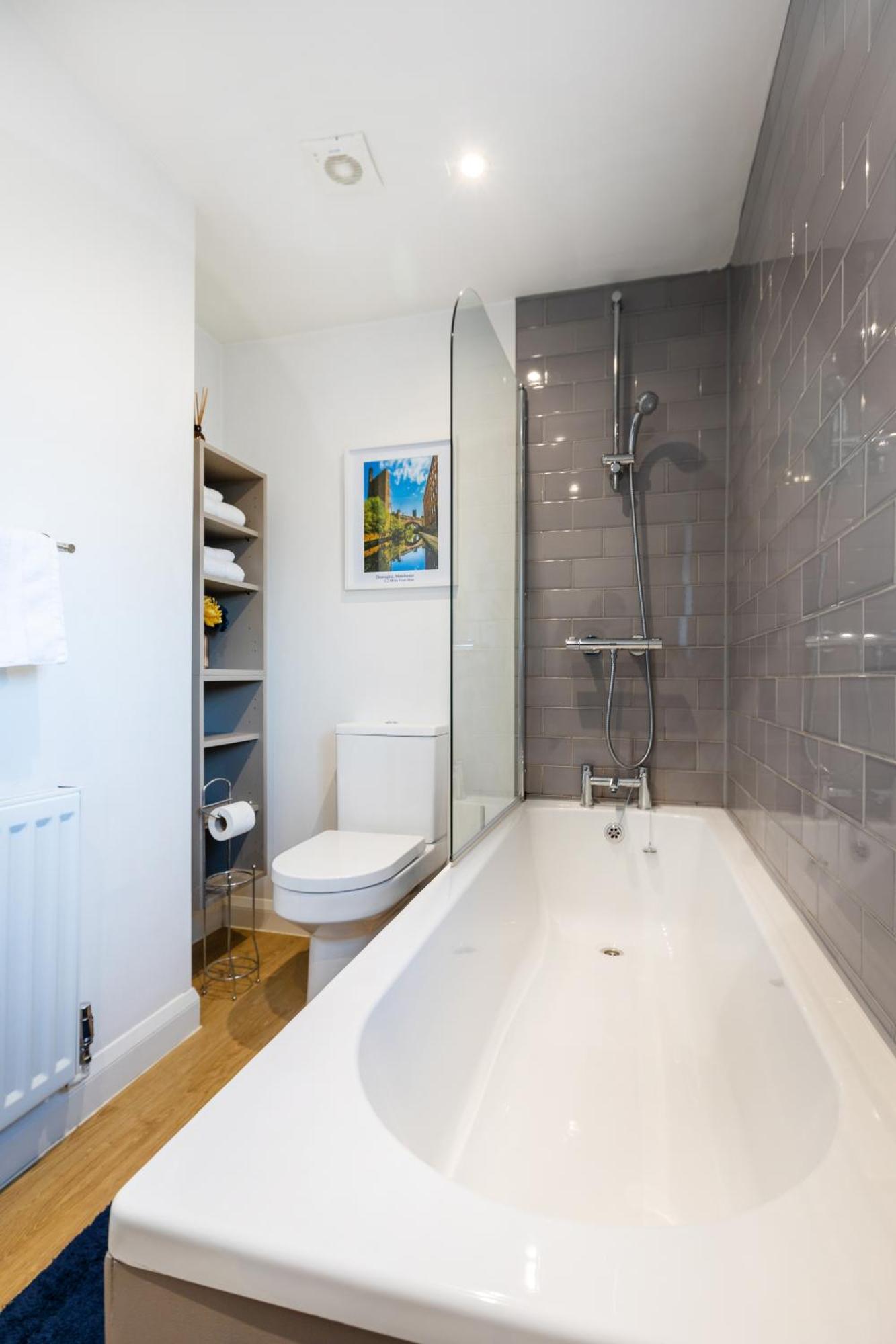 The Heart - Cosy 3 Bedroom House With Double Driveway And Garden In Holiday home Manchester