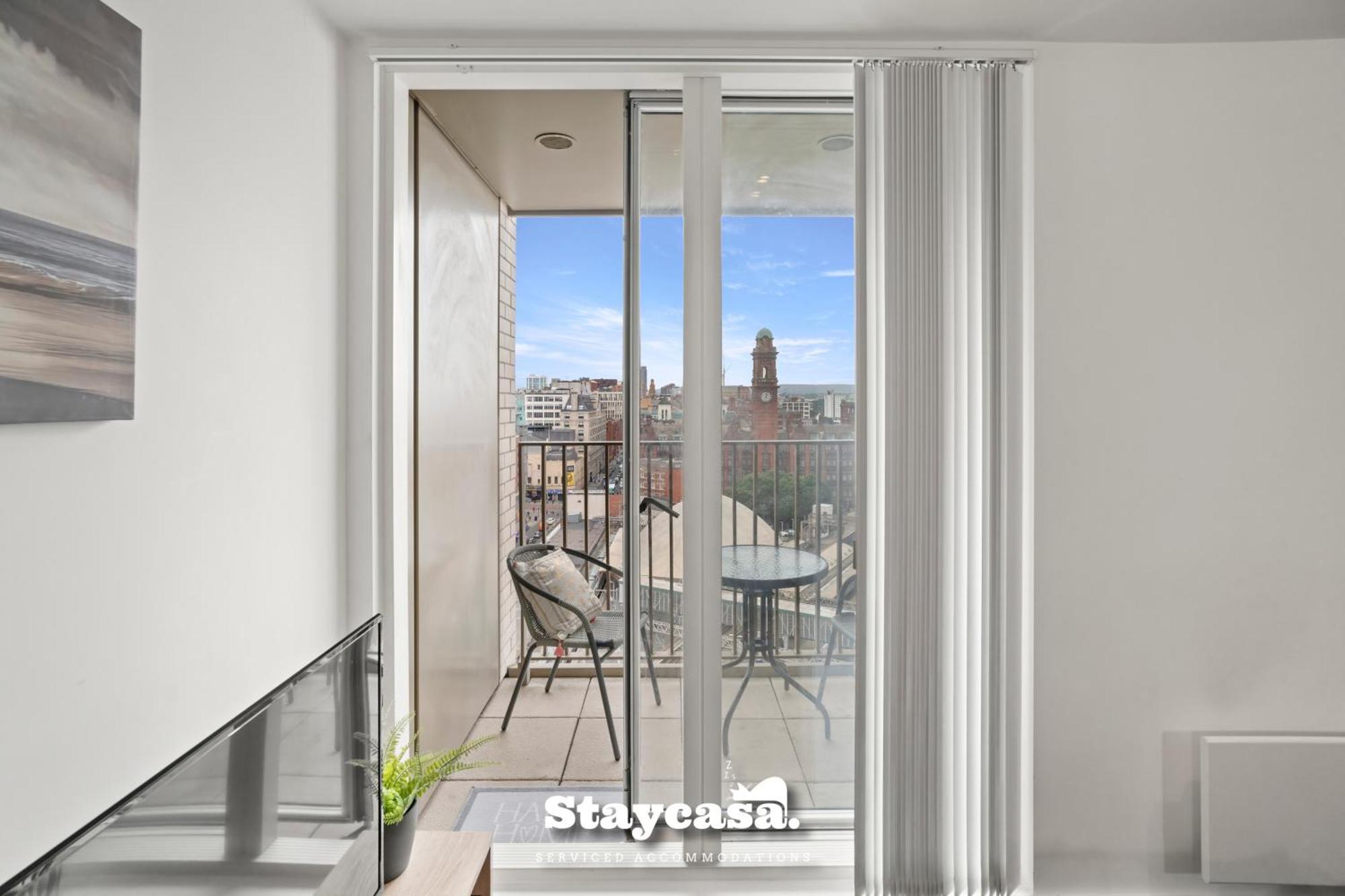 Spectacular Balcony View In Centre *
