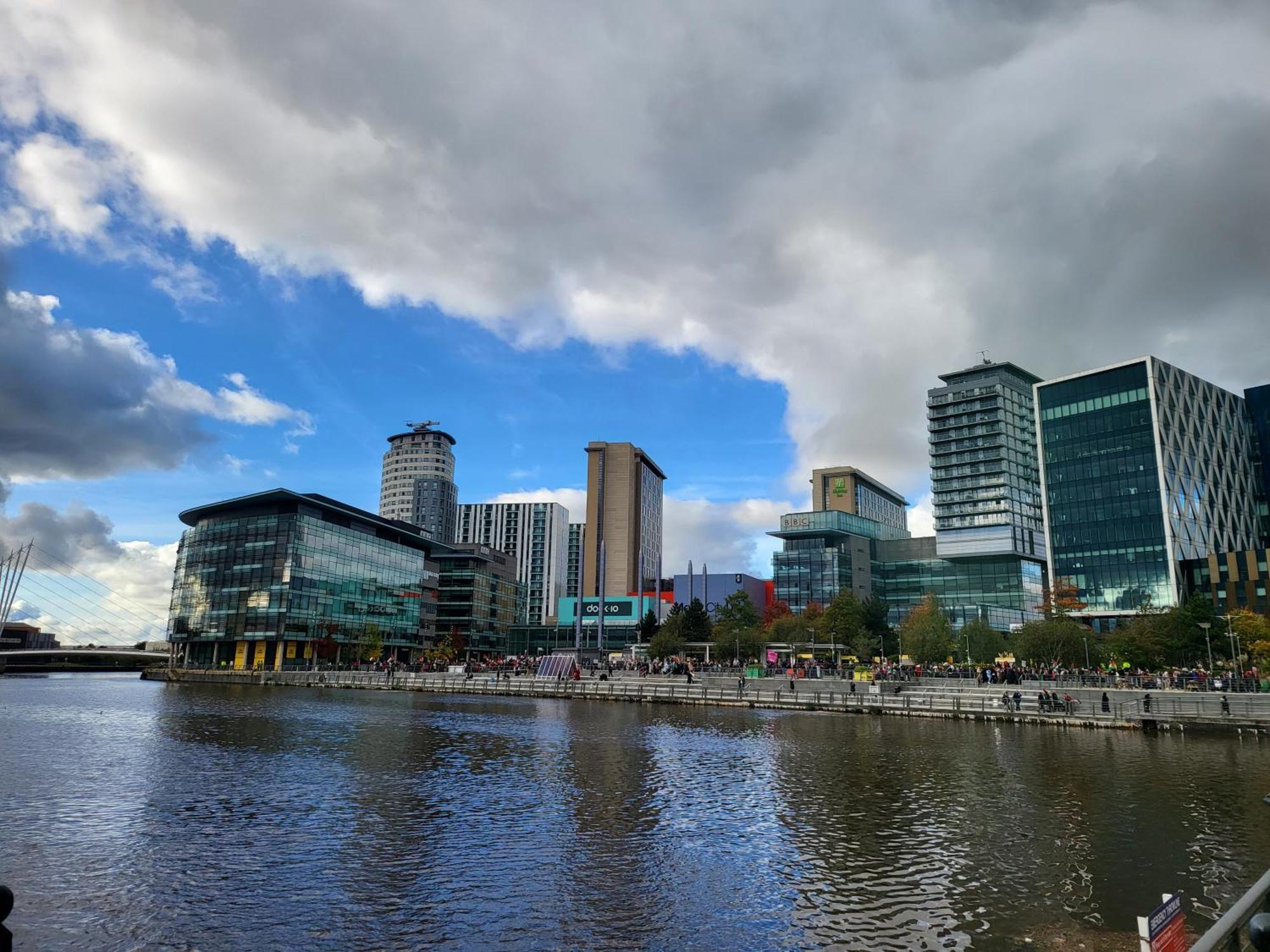 Luxury 2 Bed Apt On River, Wifi, Parking, Garden