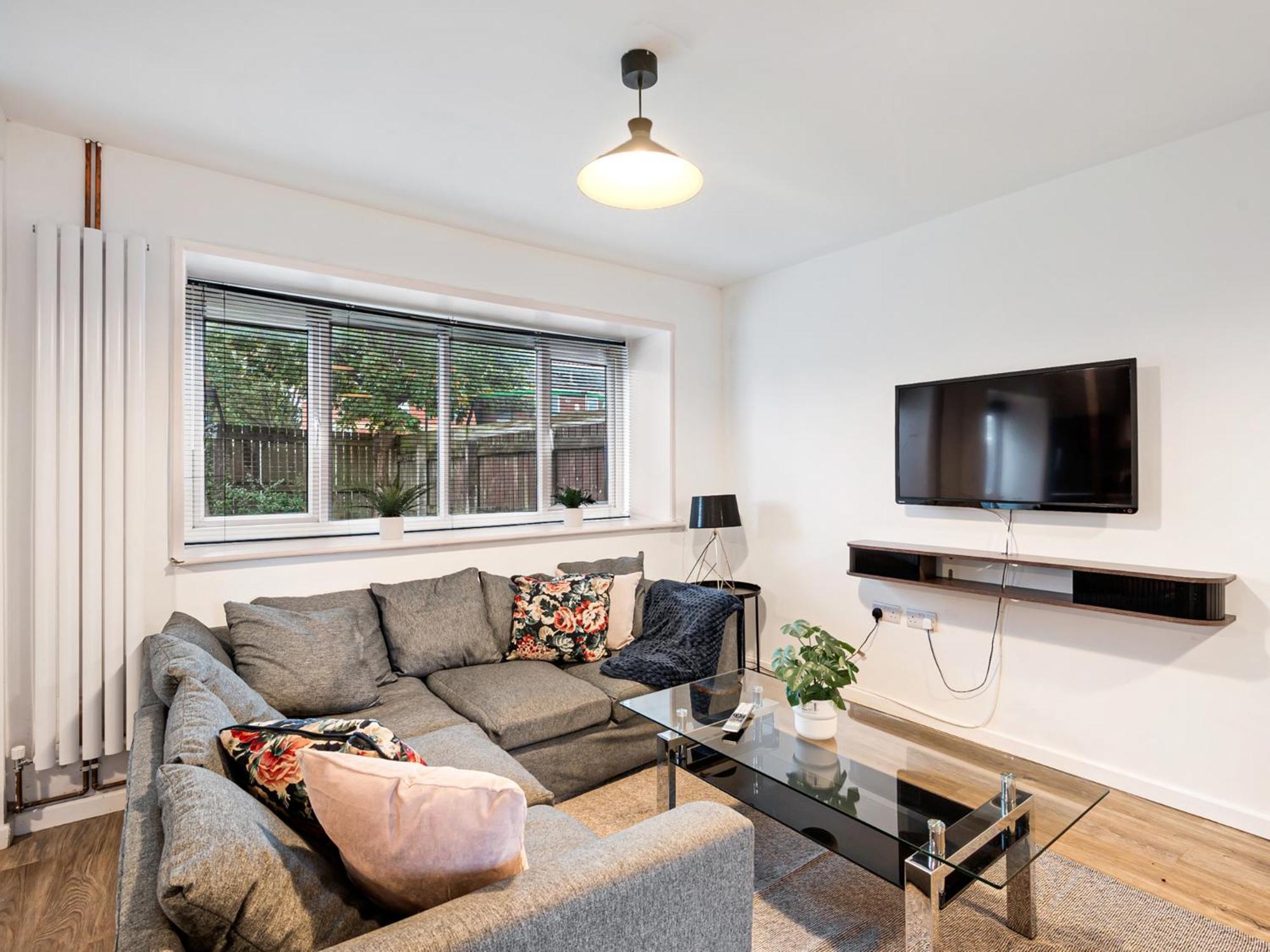 Pass The Keys Salford Haven 3-bed With Garden, Moments From Centre & Media Manchester
