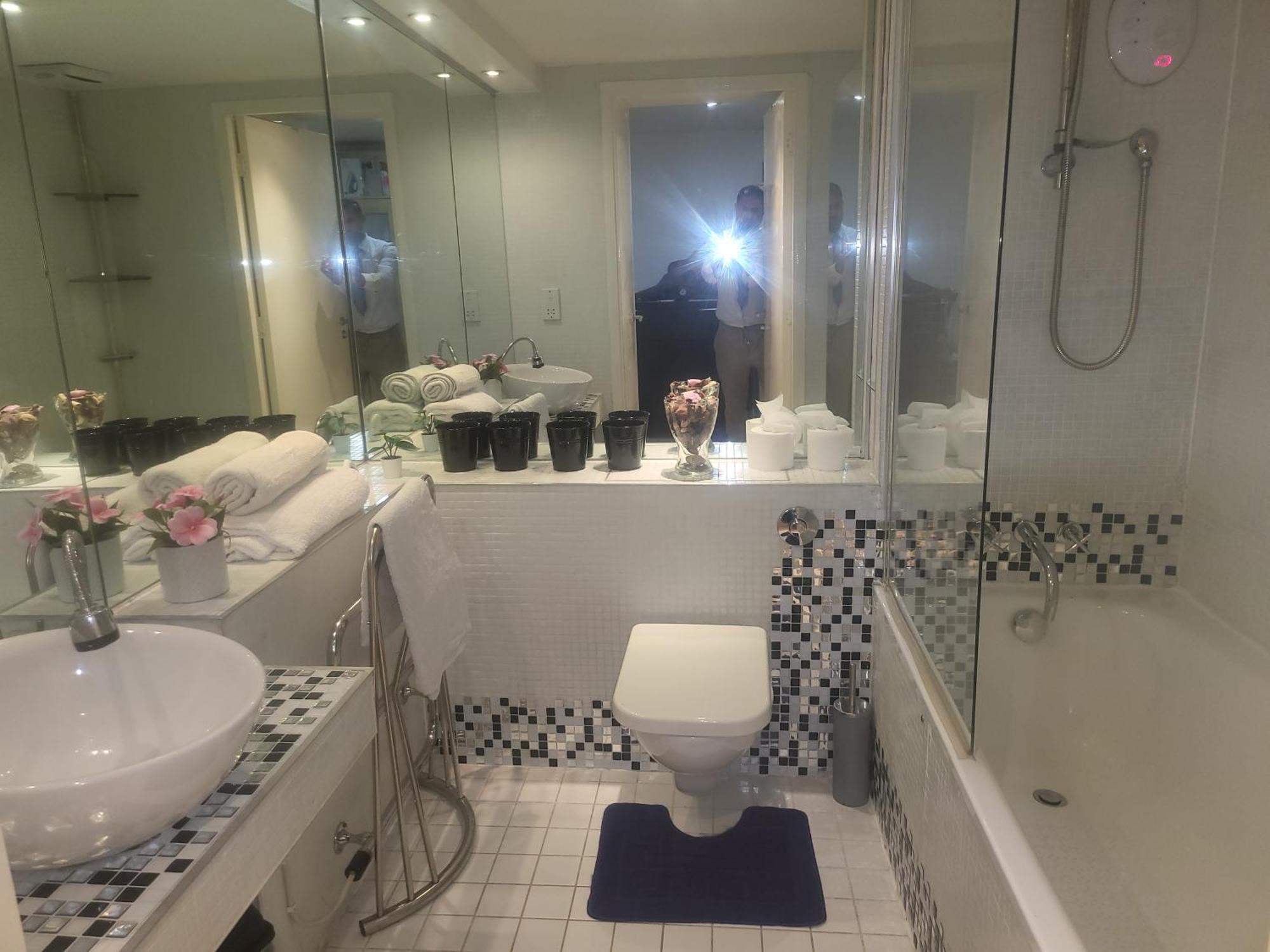 Luxury 2 Bed Apt On River, Wifi, Parking, Garden *