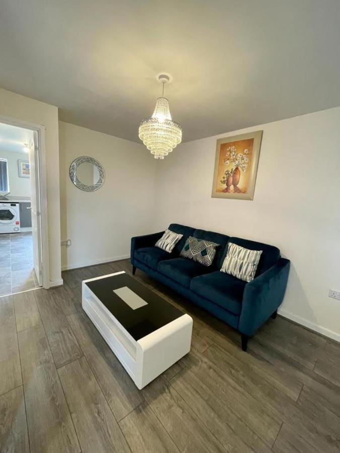 Stunning Canal View 2 Bedroom With Free Parking Apartment Manchester