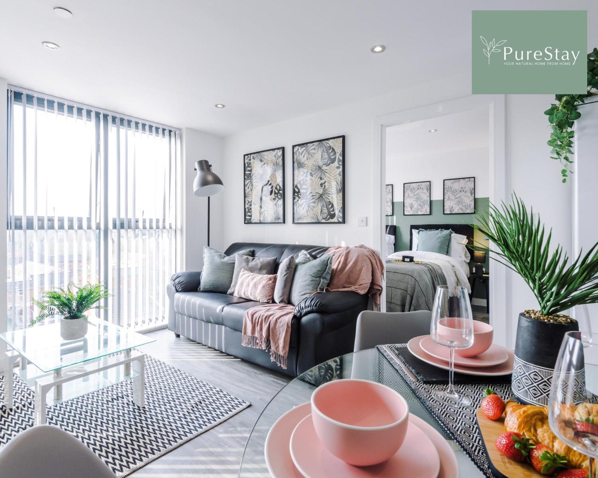 Stunning Two Bed By Purestay Short Lets & Serviced With Free Parking & Wifi * Manchester