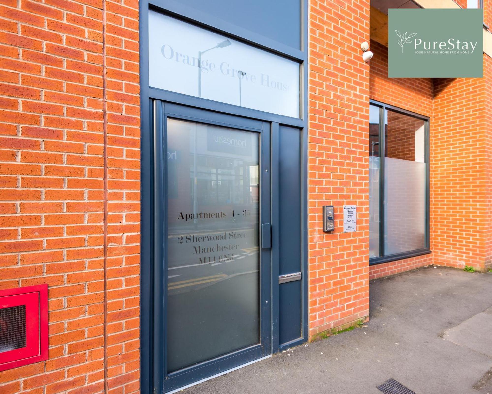 Stunning Two Bed By Purestay Short Lets & Serviced With Free Parking & Wifi Apartment *