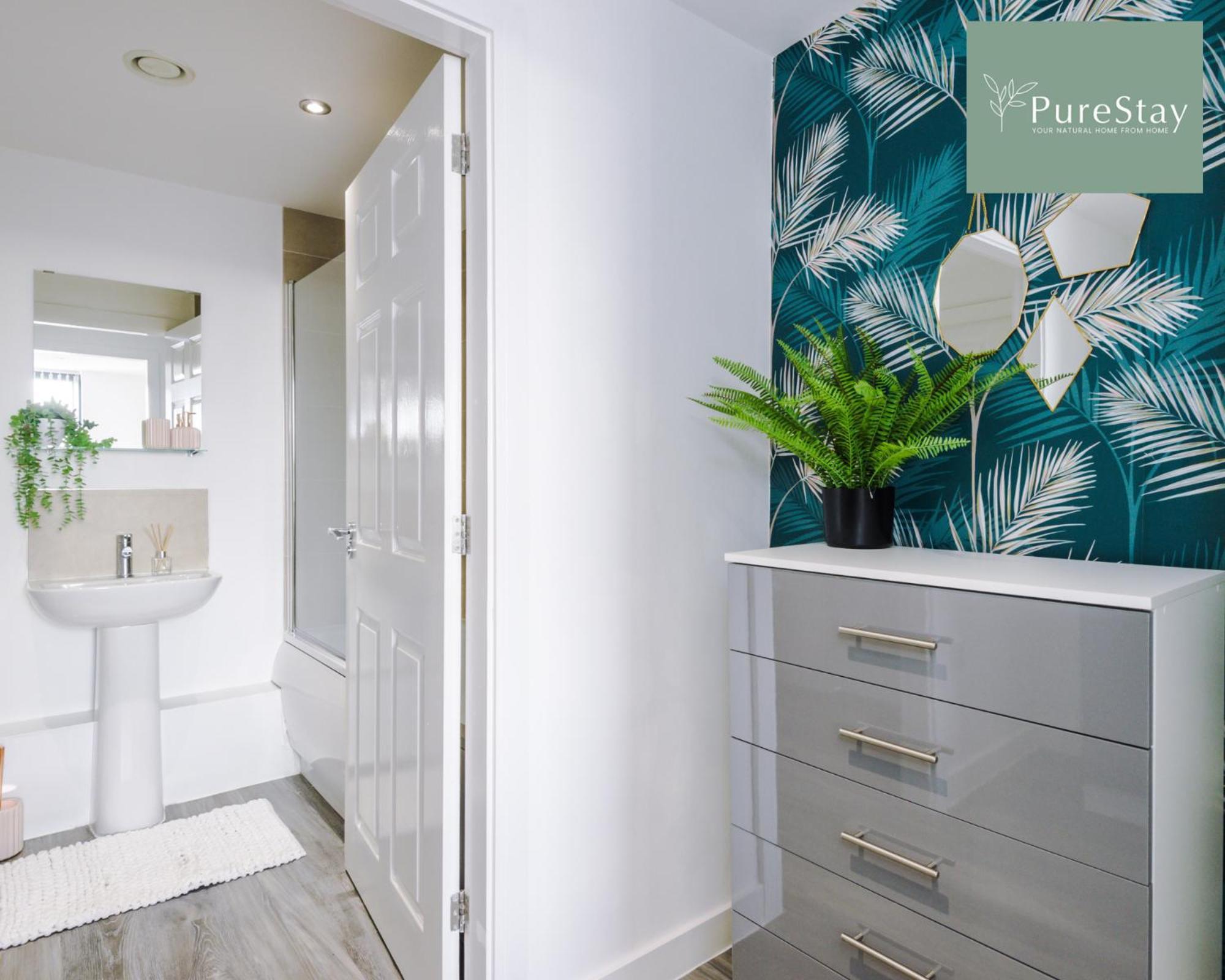 Stunning Two Bed By Purestay Short Lets & Serviced With Free Parking & Wifi *