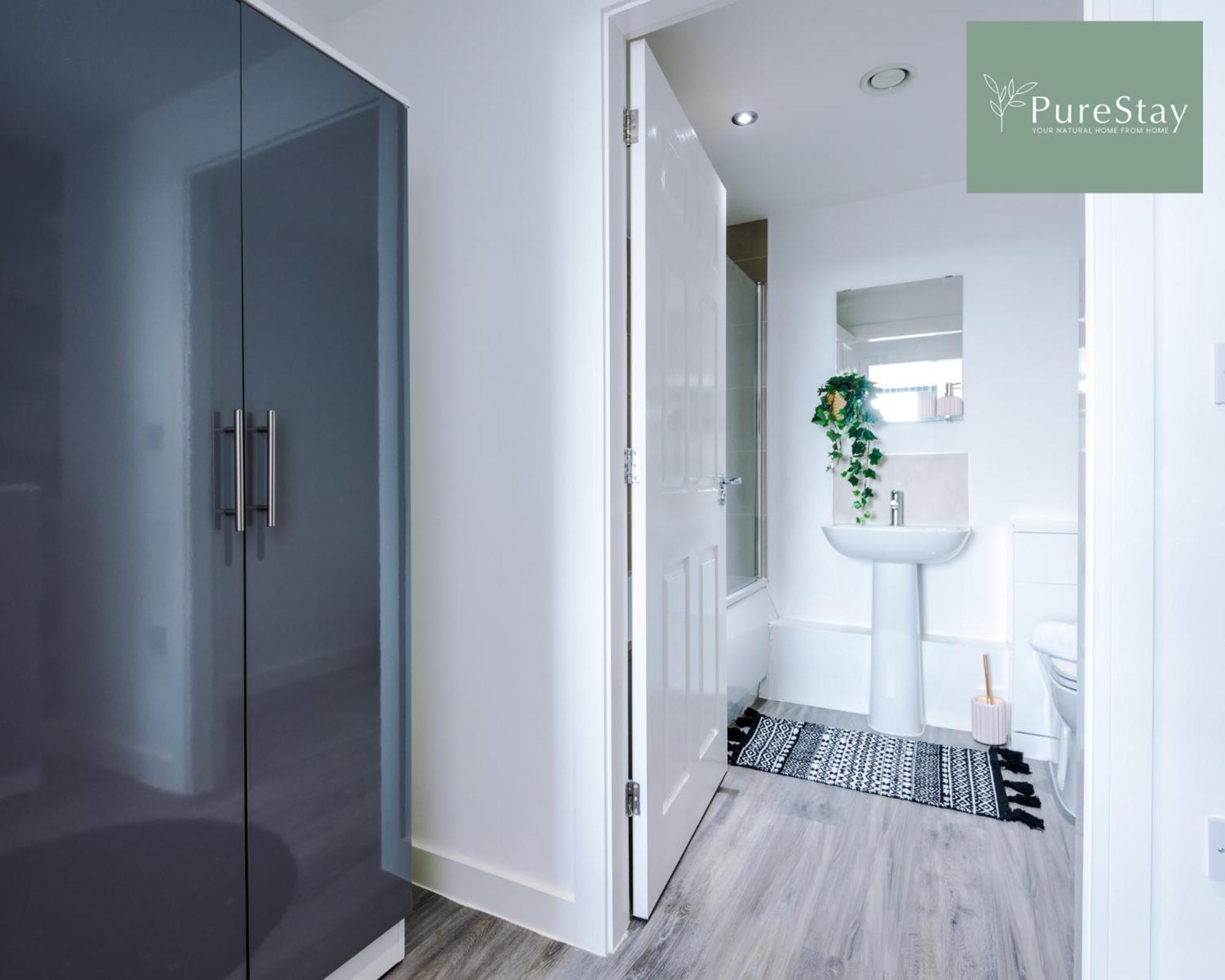 Stunning Two Bed By Purestay Short Lets & Serviced With Free Parking & Wifi