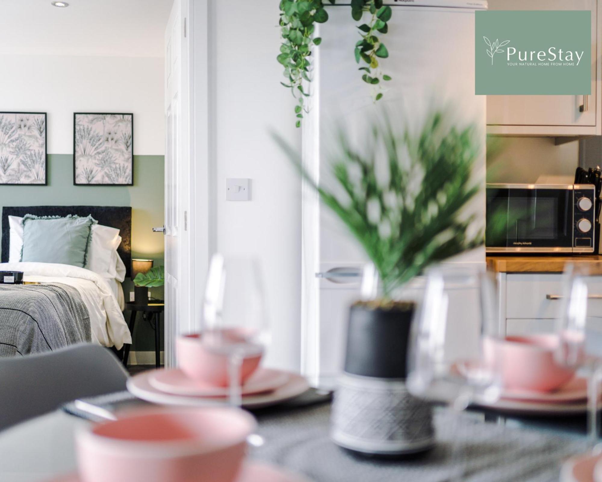 Apartment Stunning Two Bed By Purestay Short Lets & Serviced With Free Parking & Wifi *