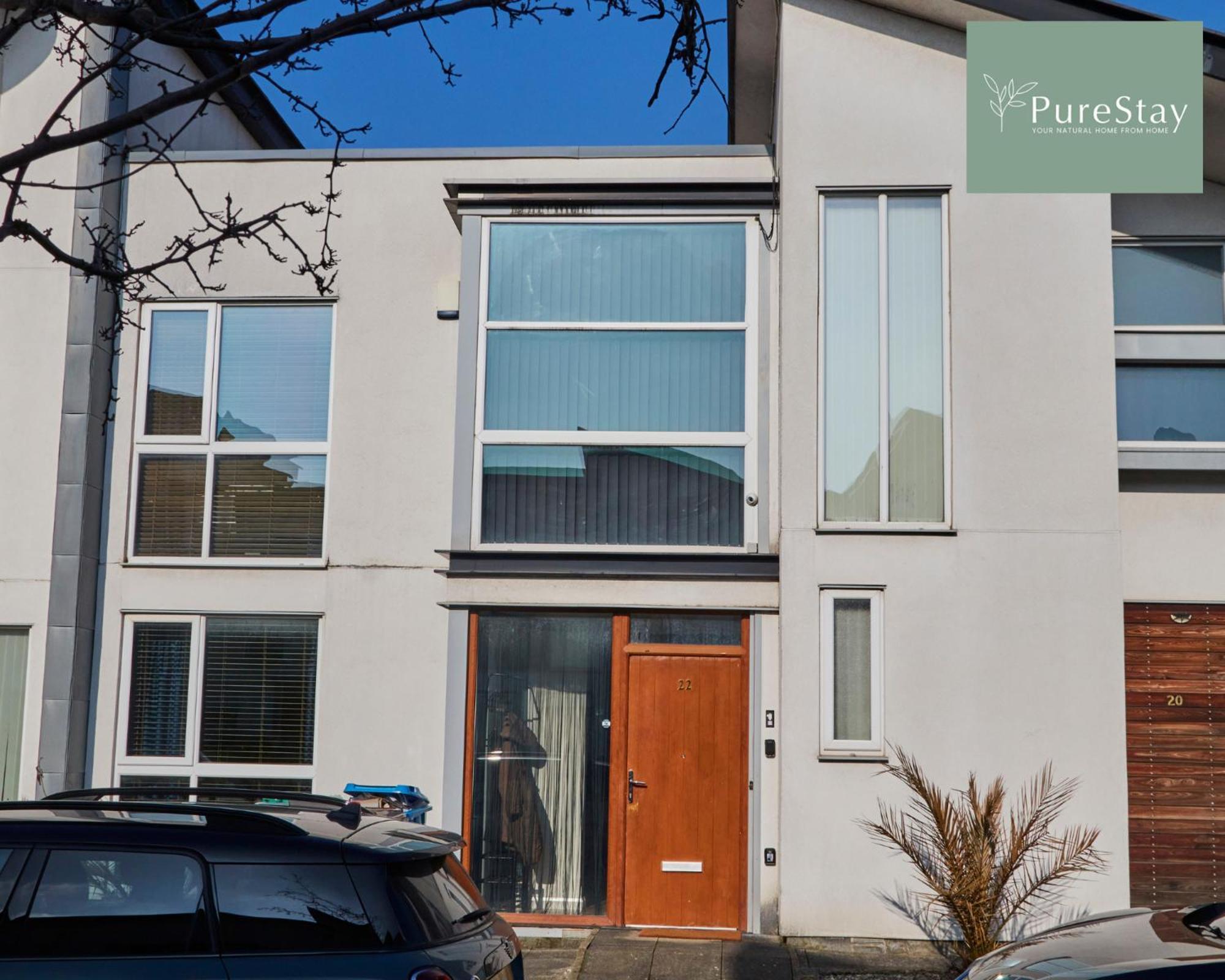 Superb House Near Etihad With Free Parking Sleeps 8