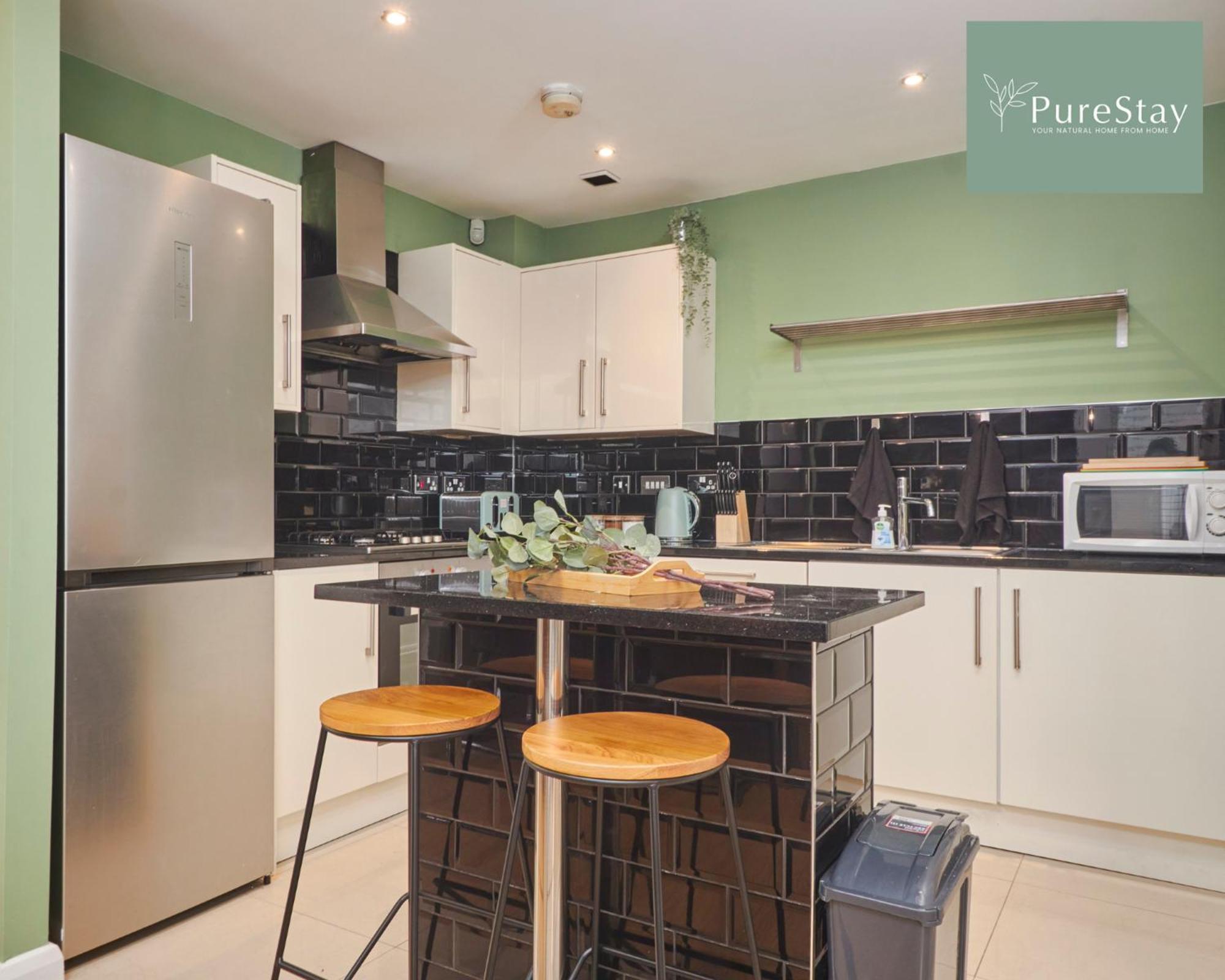 Superb House Near Etihad With Free Parking Sleeps 8 Holiday home