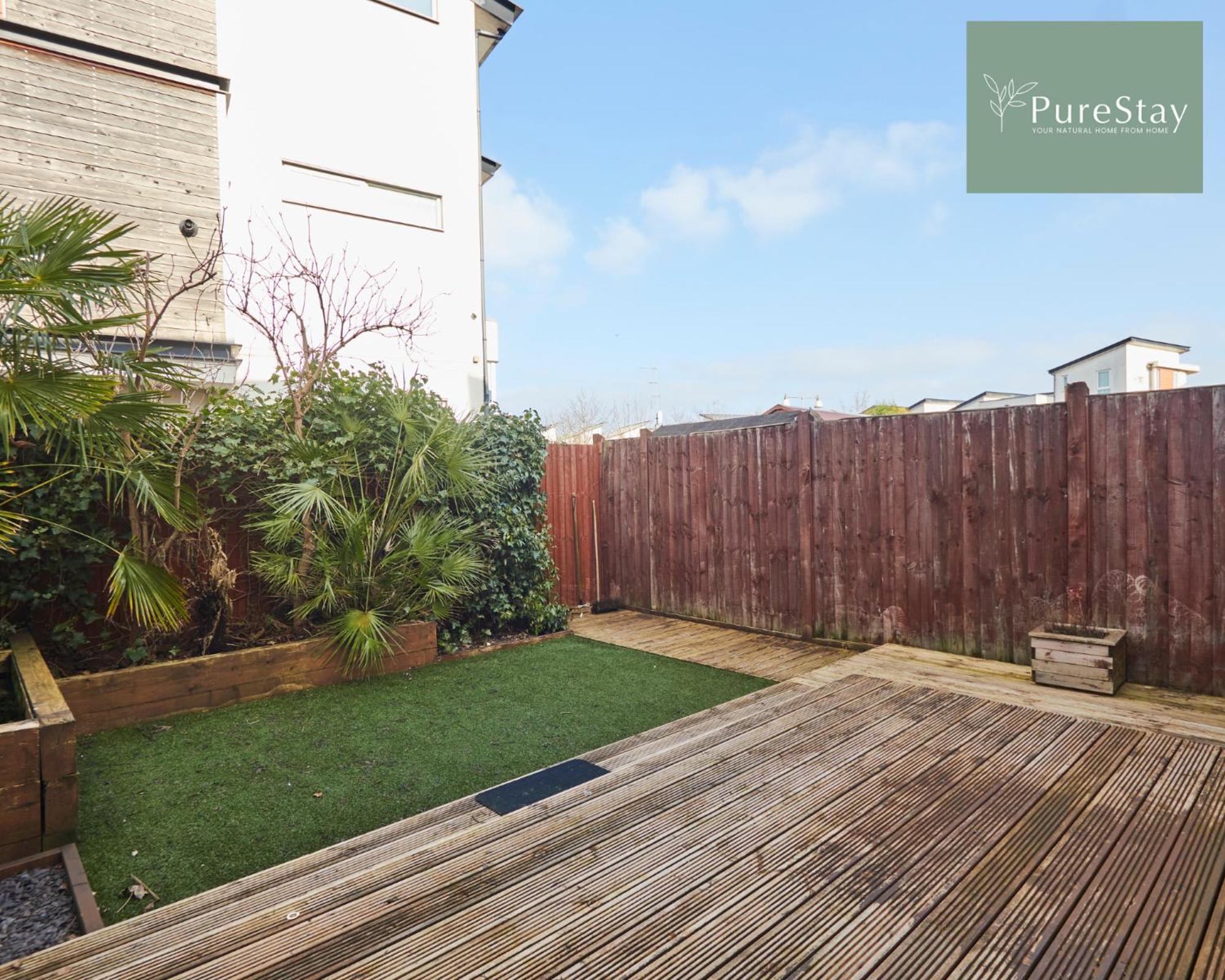 Superb House Near Etihad With Free Parking Sleeps 8 Holiday home