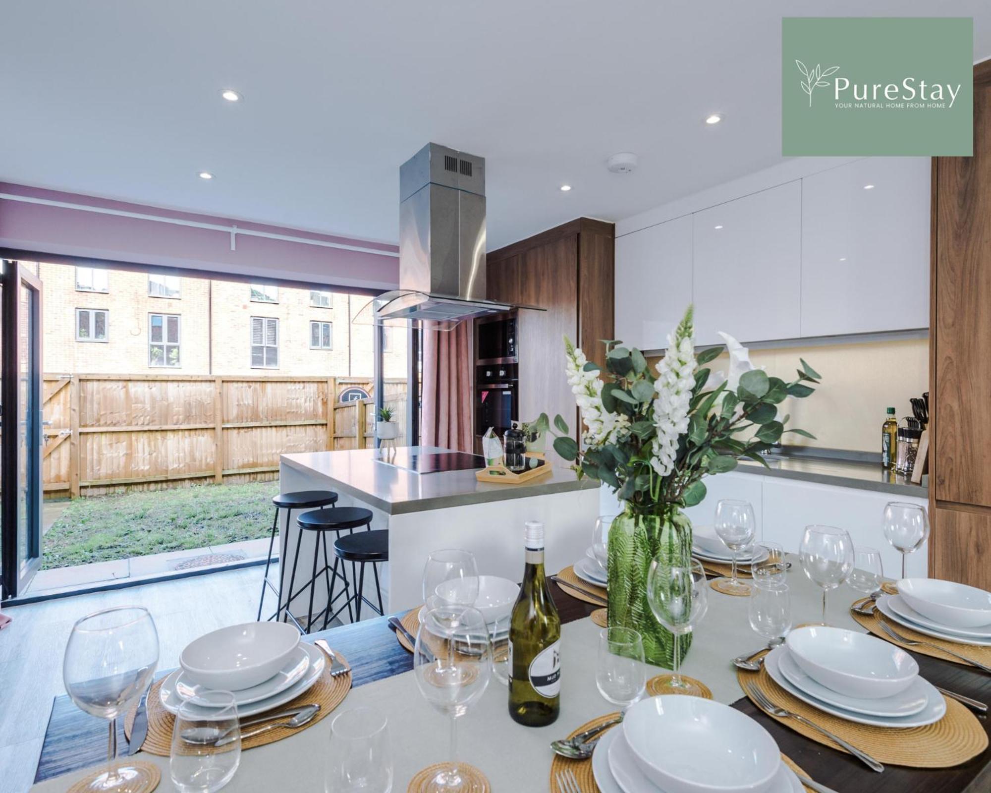 Holiday home Purestay Manchester: Five-bedroom House With Free Parking *