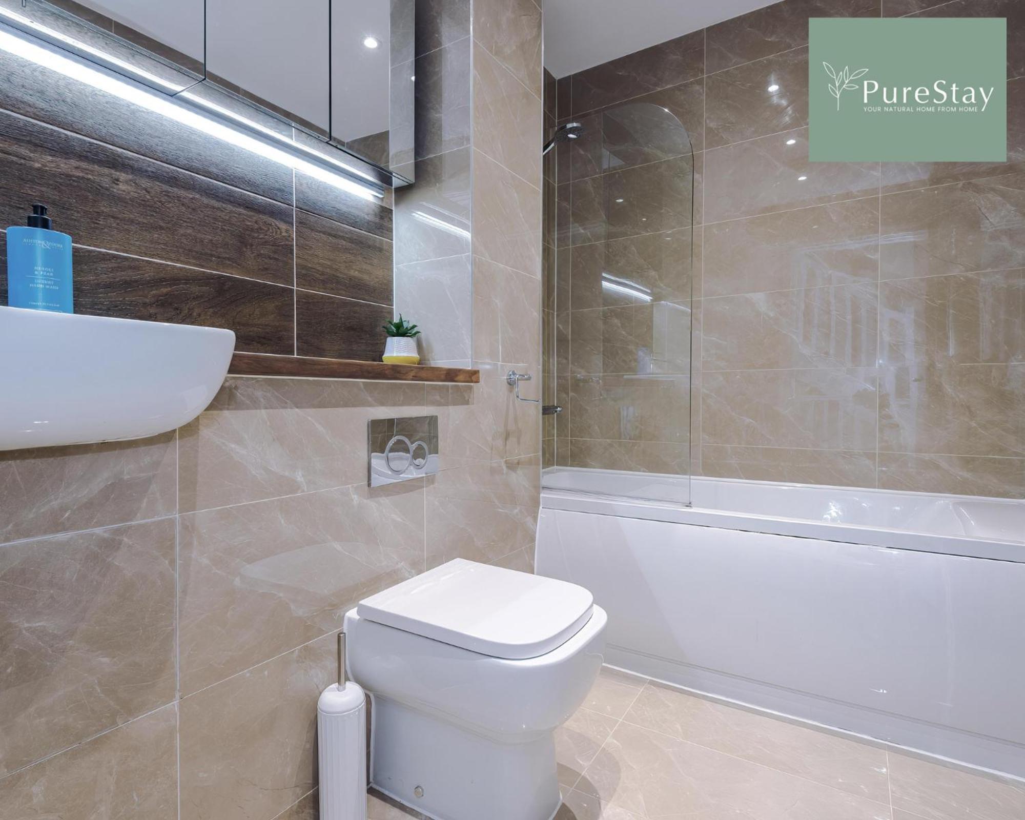 Purestay Manchester: Five-bedroom House With Free Parking Manchester