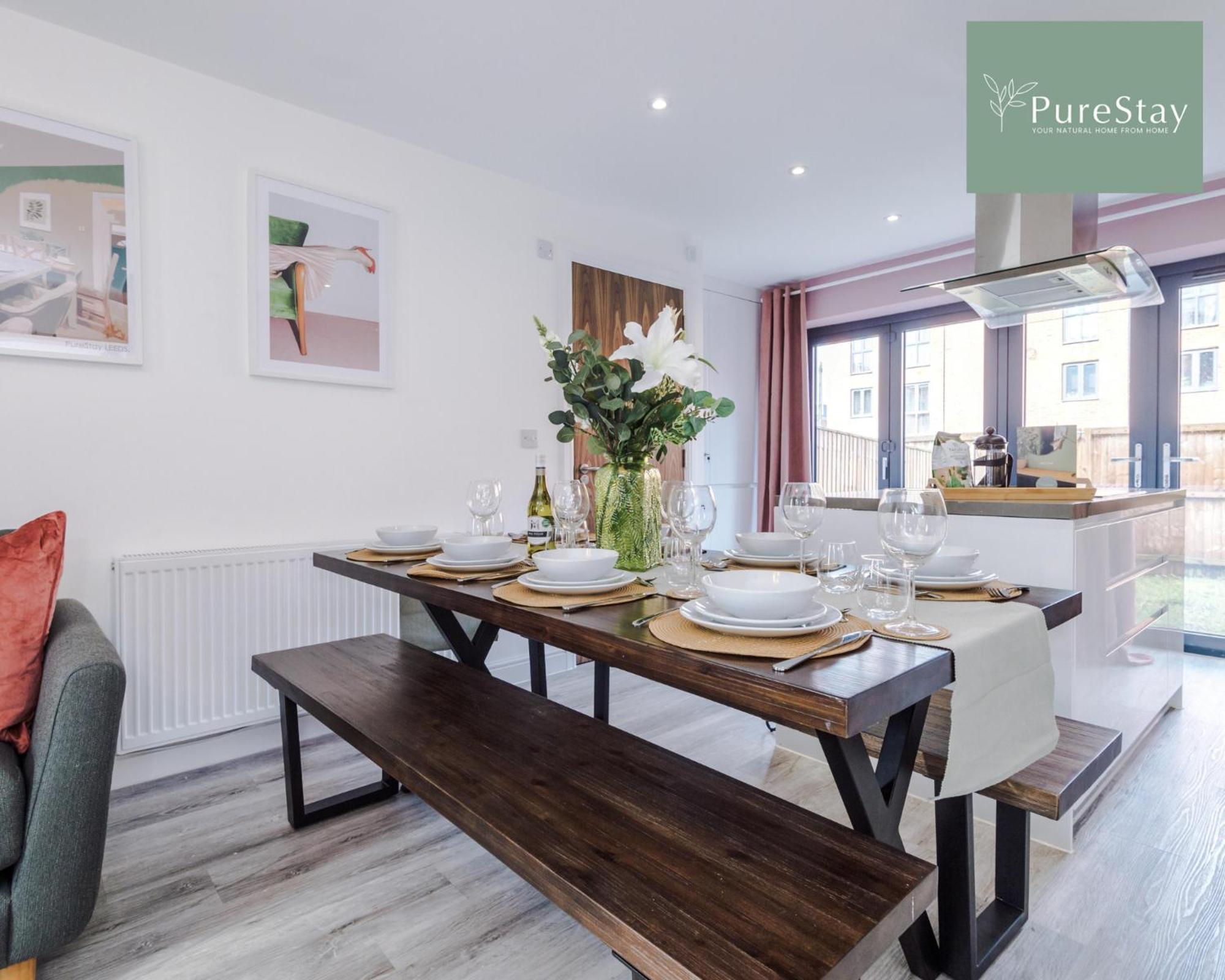 Purestay Manchester: Five-bedroom House With Free Parking Holiday home