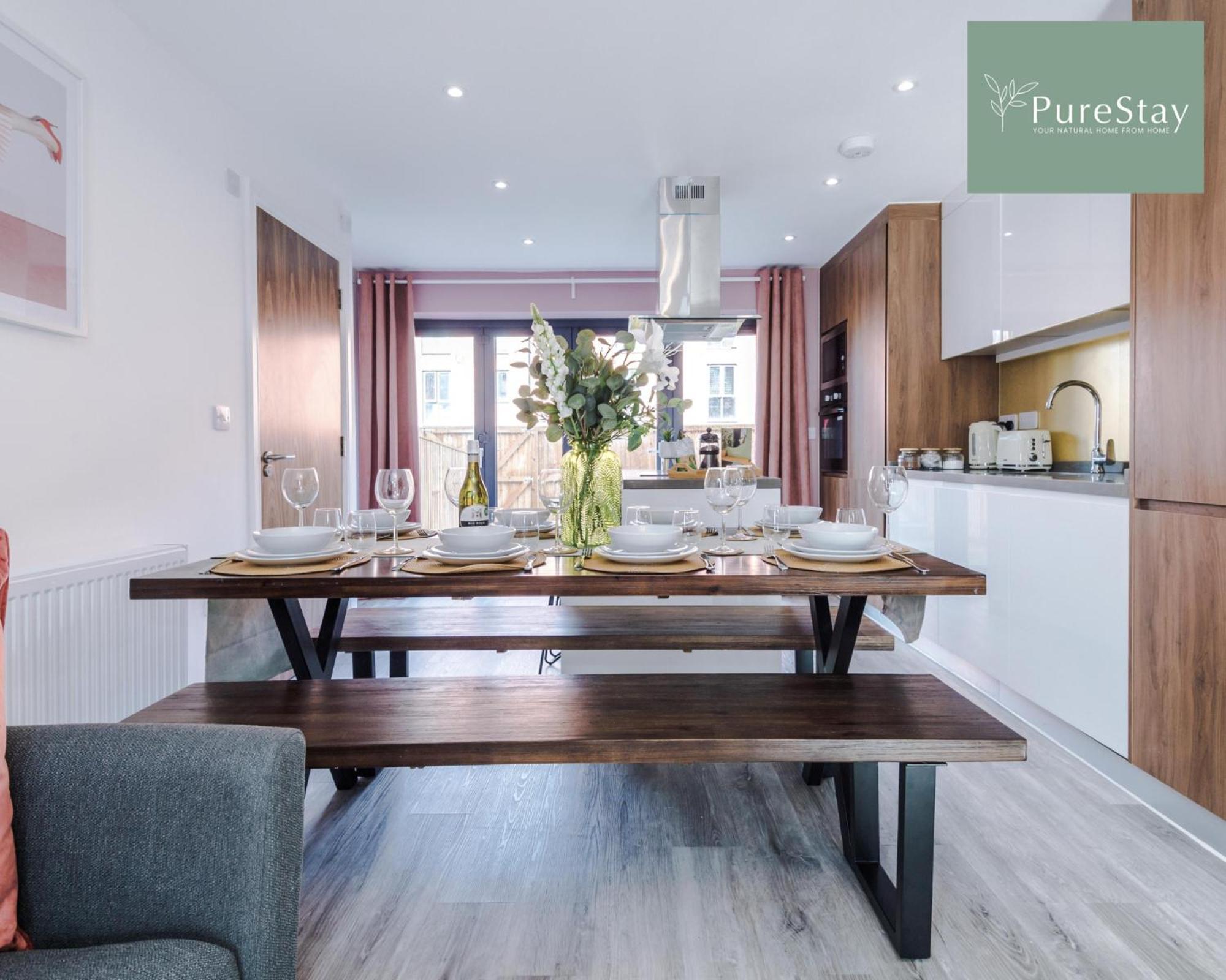 Purestay Manchester: Five-bedroom House With Free Parking