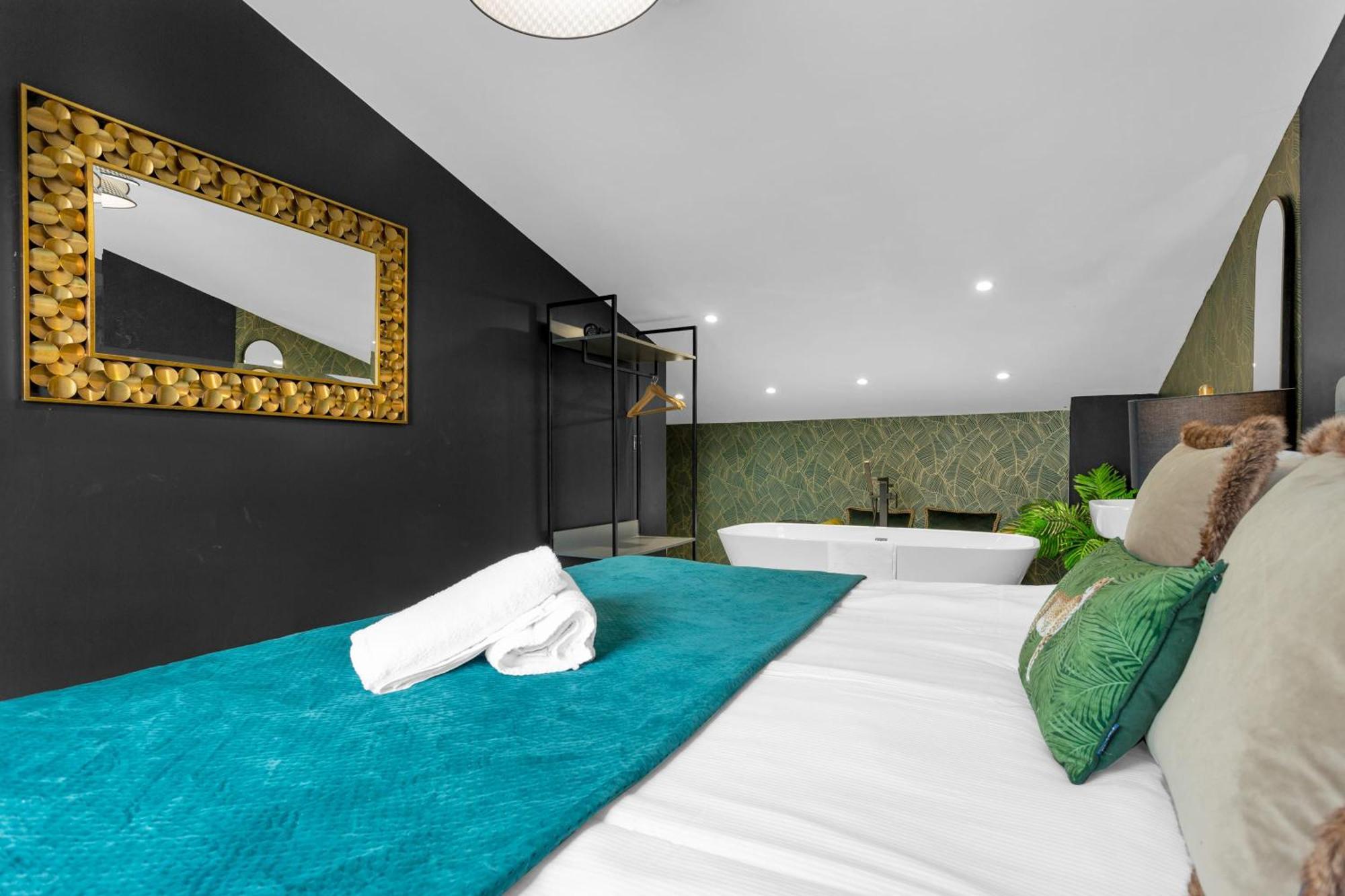 Free Parking Luxury Safari House Holiday home Manchester