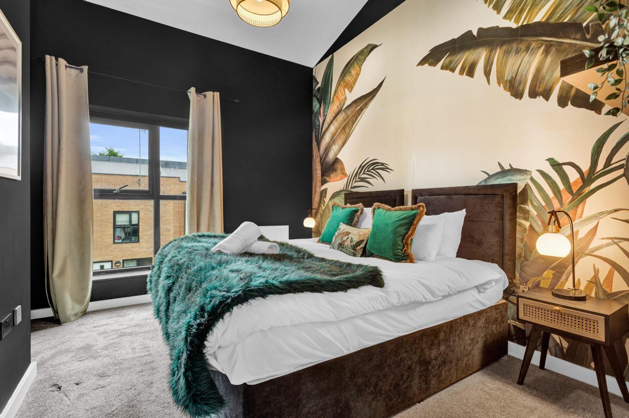 Free Parking Luxury Safari House Manchester