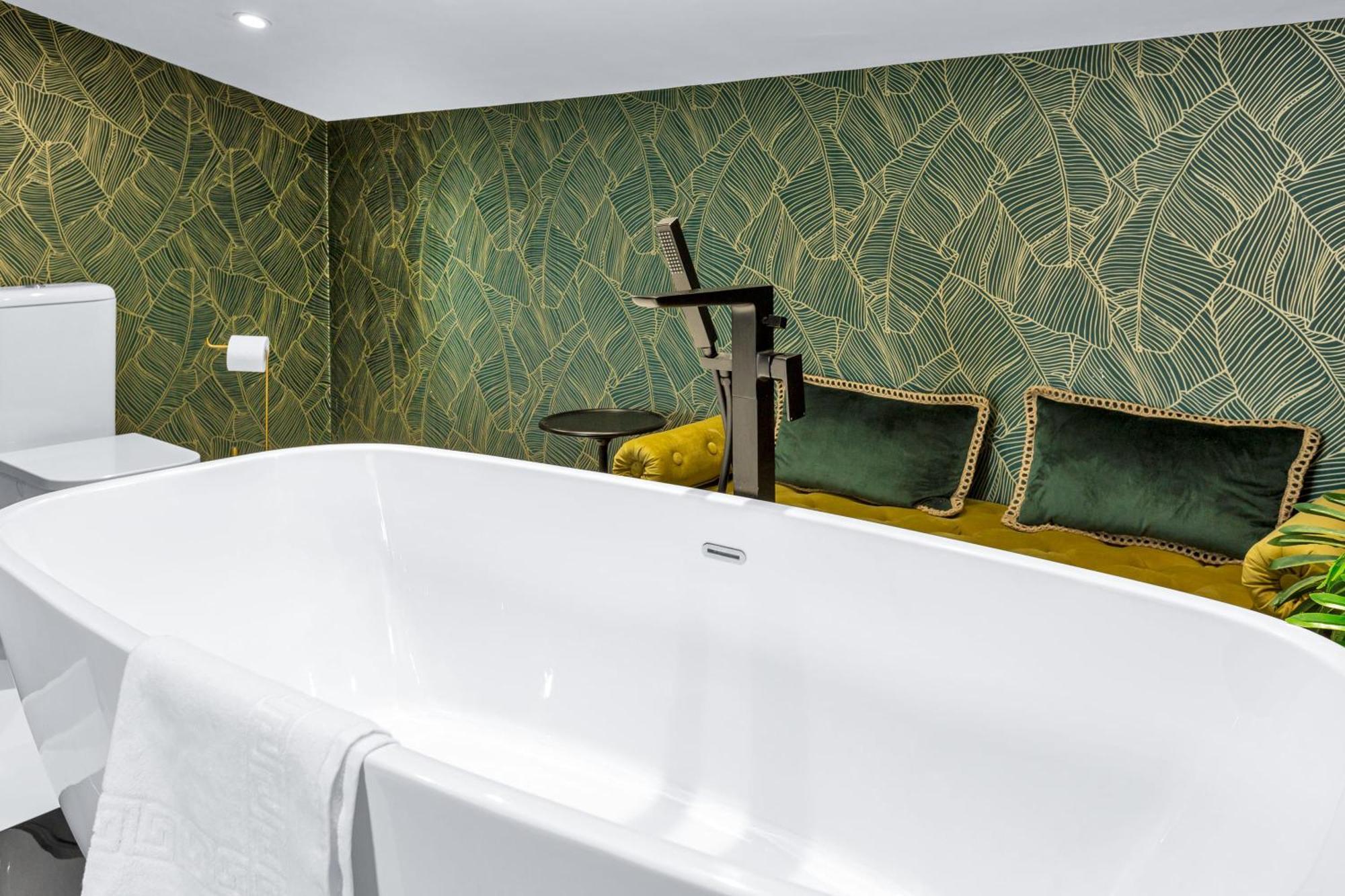 Free Parking Luxury Safari House Holiday home Manchester