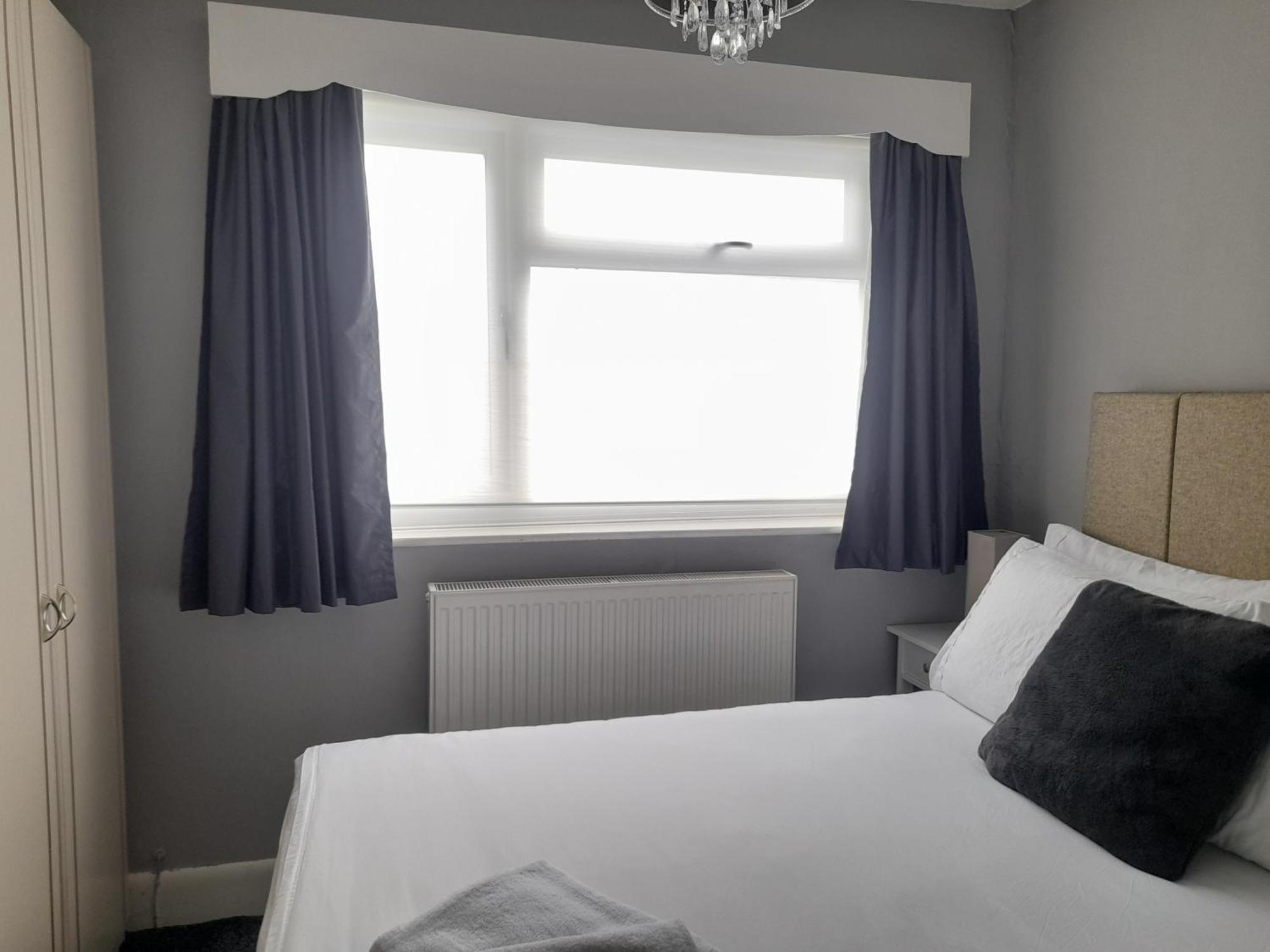 Bright 4-bed House 15 Min To Centre