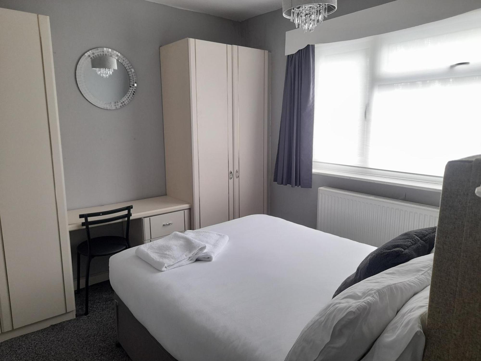 Holiday home Bright 4-bed House 15 Min To Centre