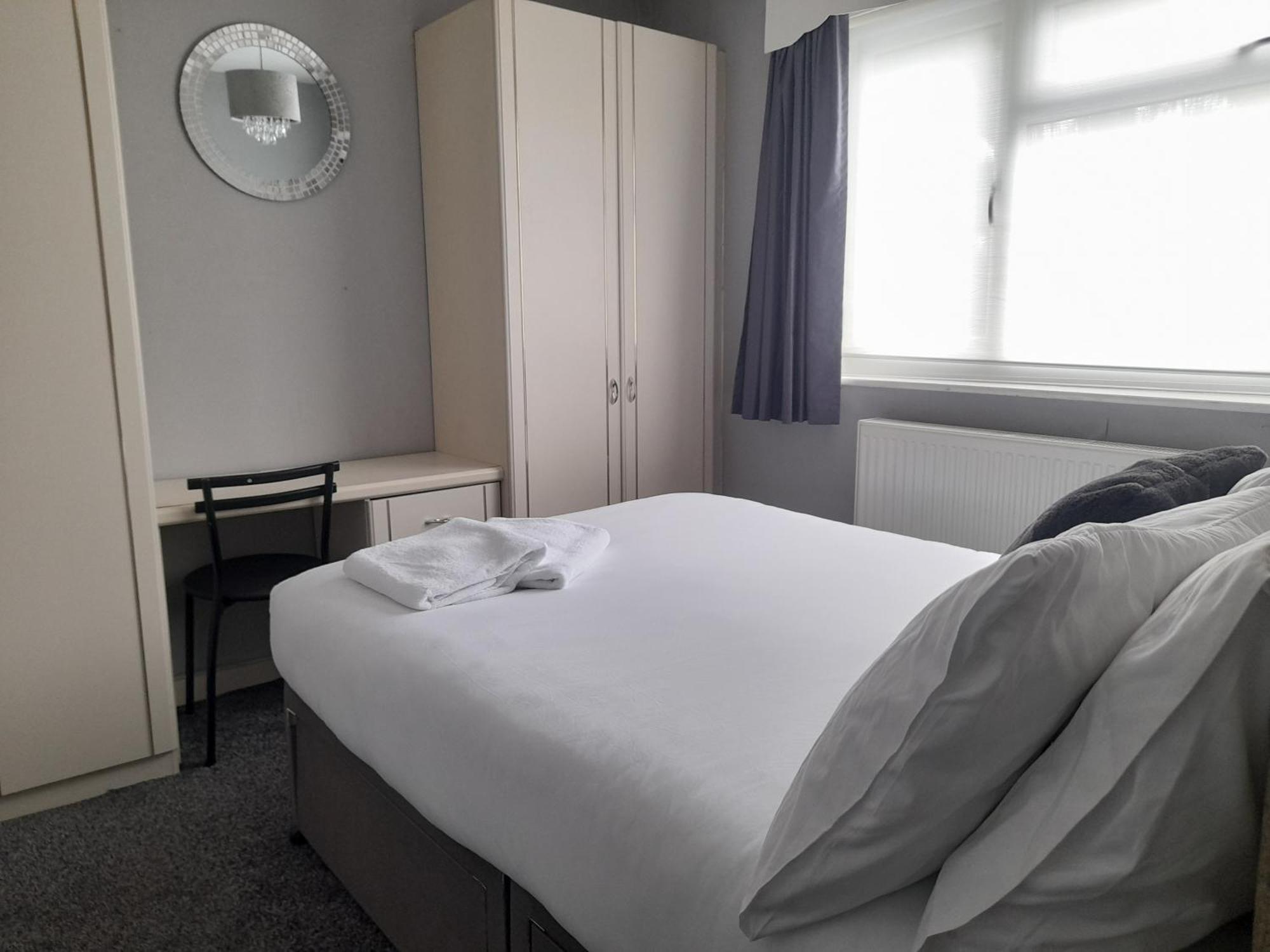 Bright 4-bed House 15 Min To Centre Holiday home *