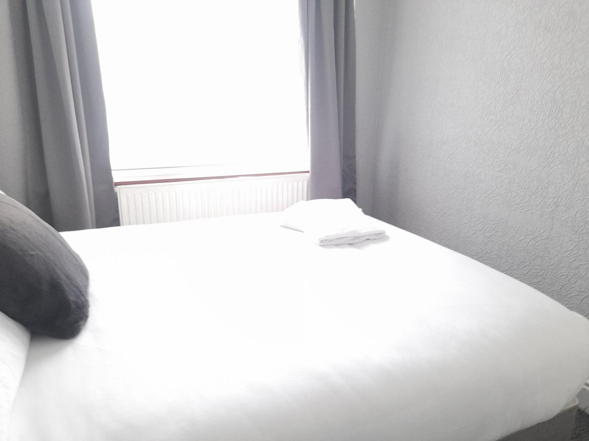 Bright 4-bed House 15 Min To Centre Holiday home