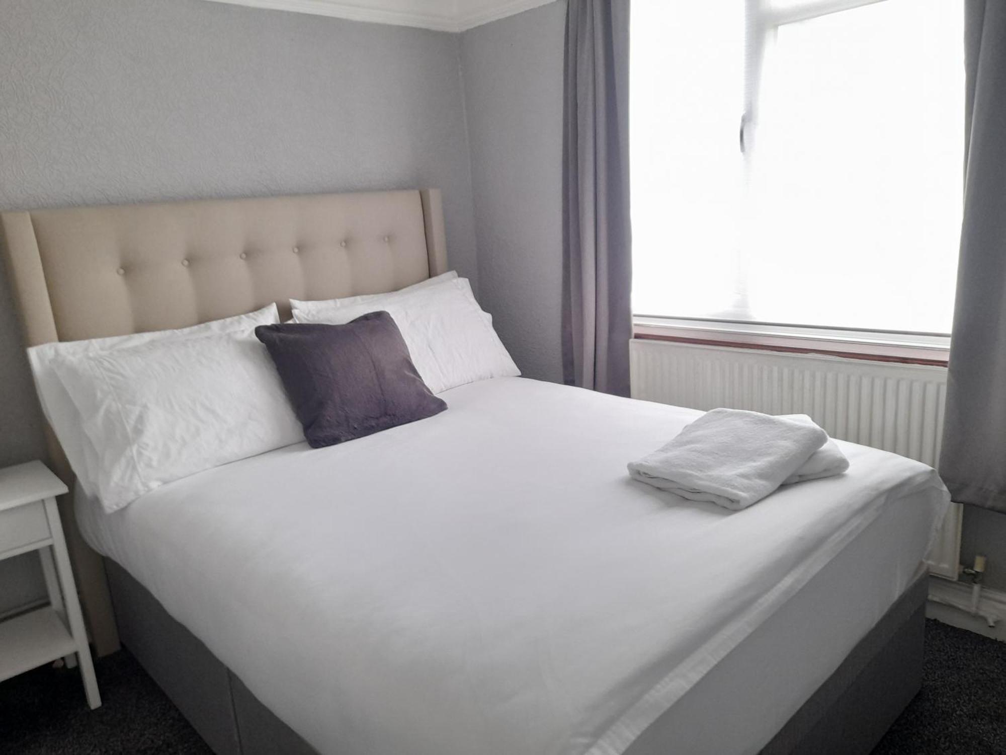 Holiday home Bright 4-bed House 15 Min To Centre Manchester