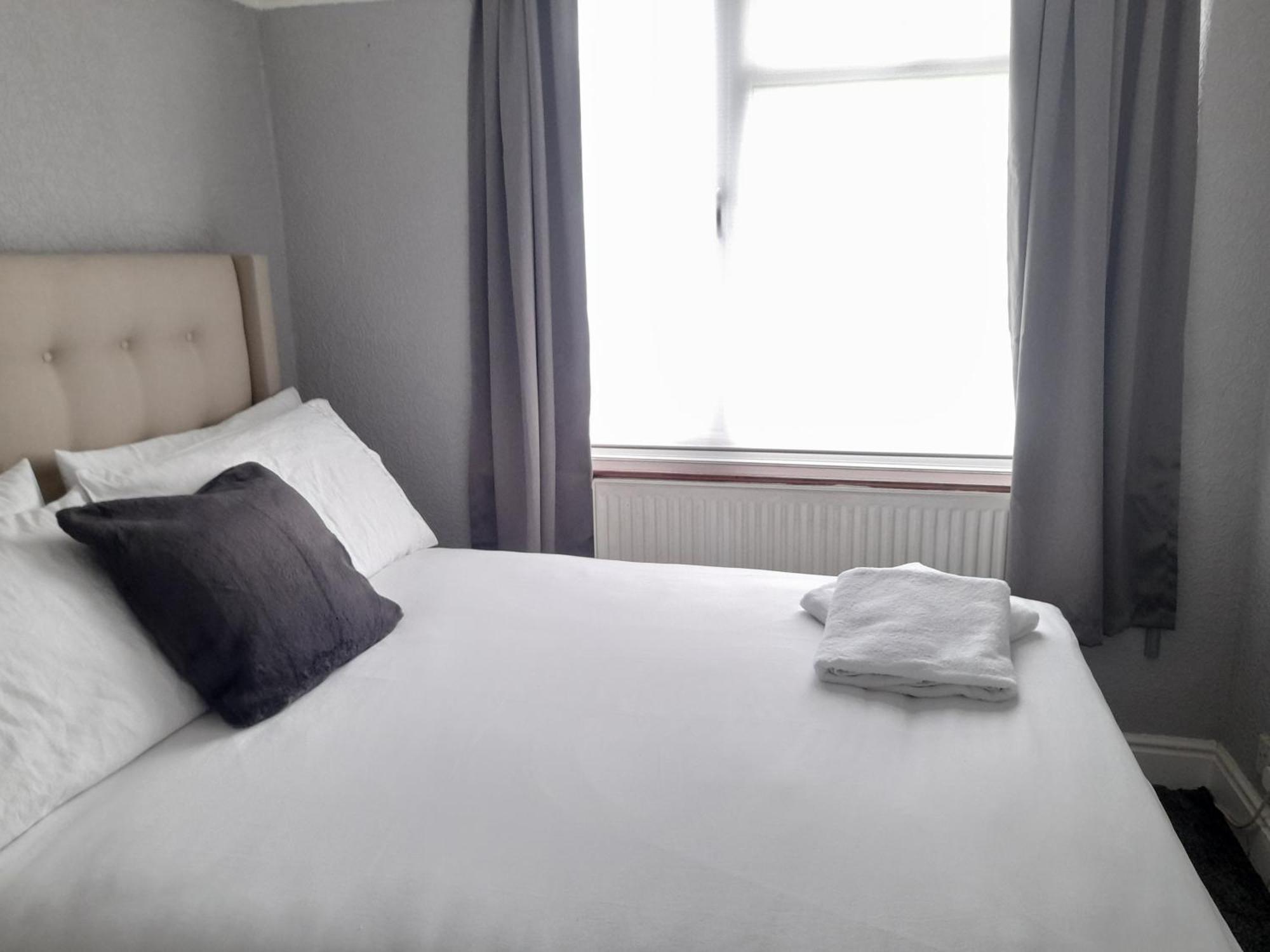 Bright 4-bed House 15 Min To Centre Holiday home