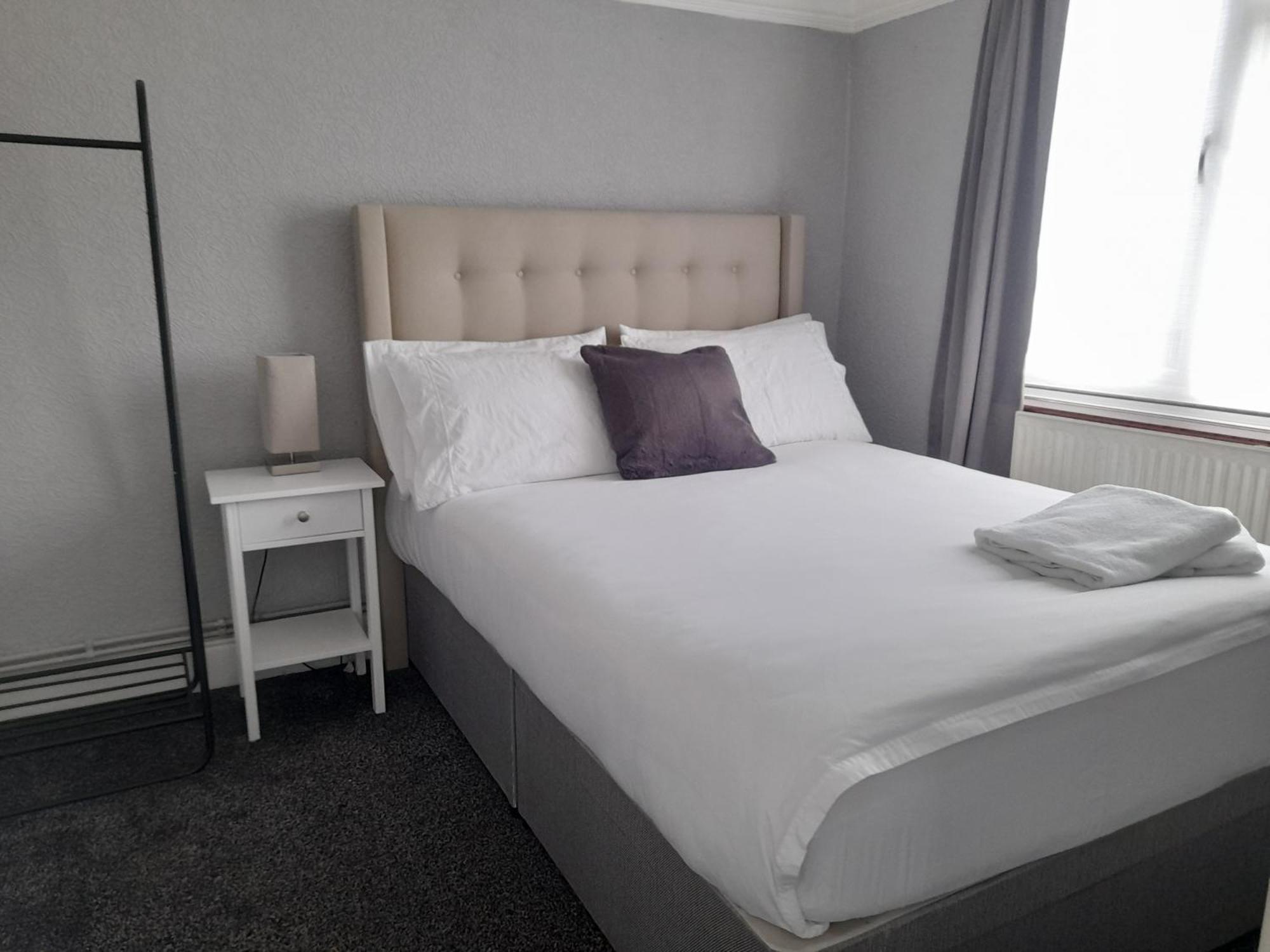 Holiday home Bright 4-bed House 15 Min To Centre Manchester