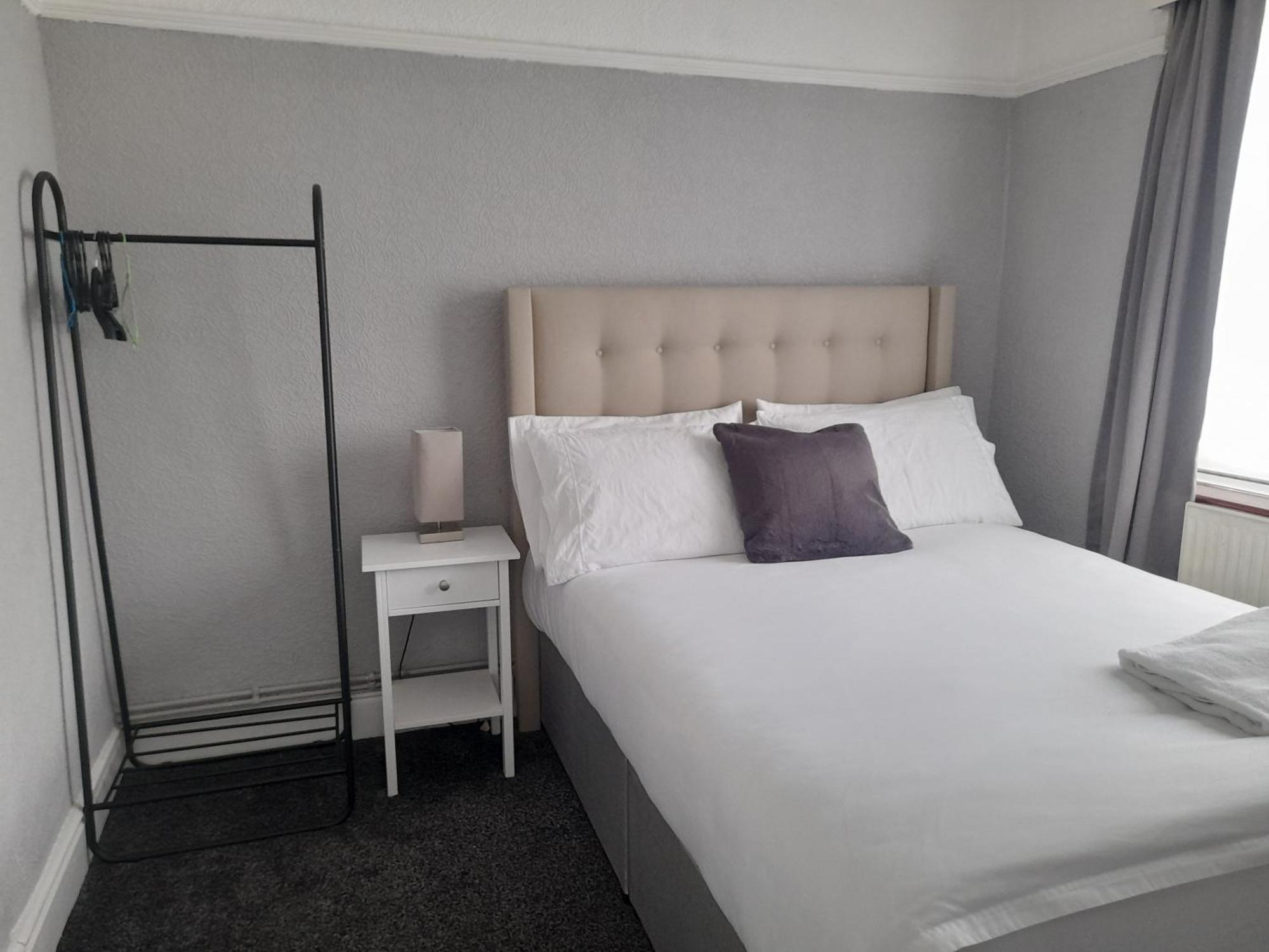 Bright 4-bed House 15 Min To Centre Holiday home Manchester