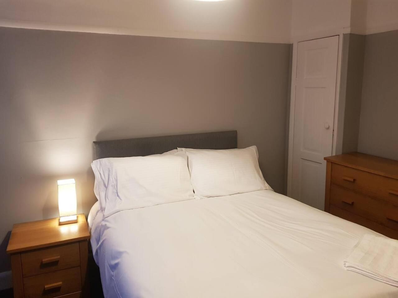 Bright 4-bed House 15 Min To Centre Holiday home Manchester