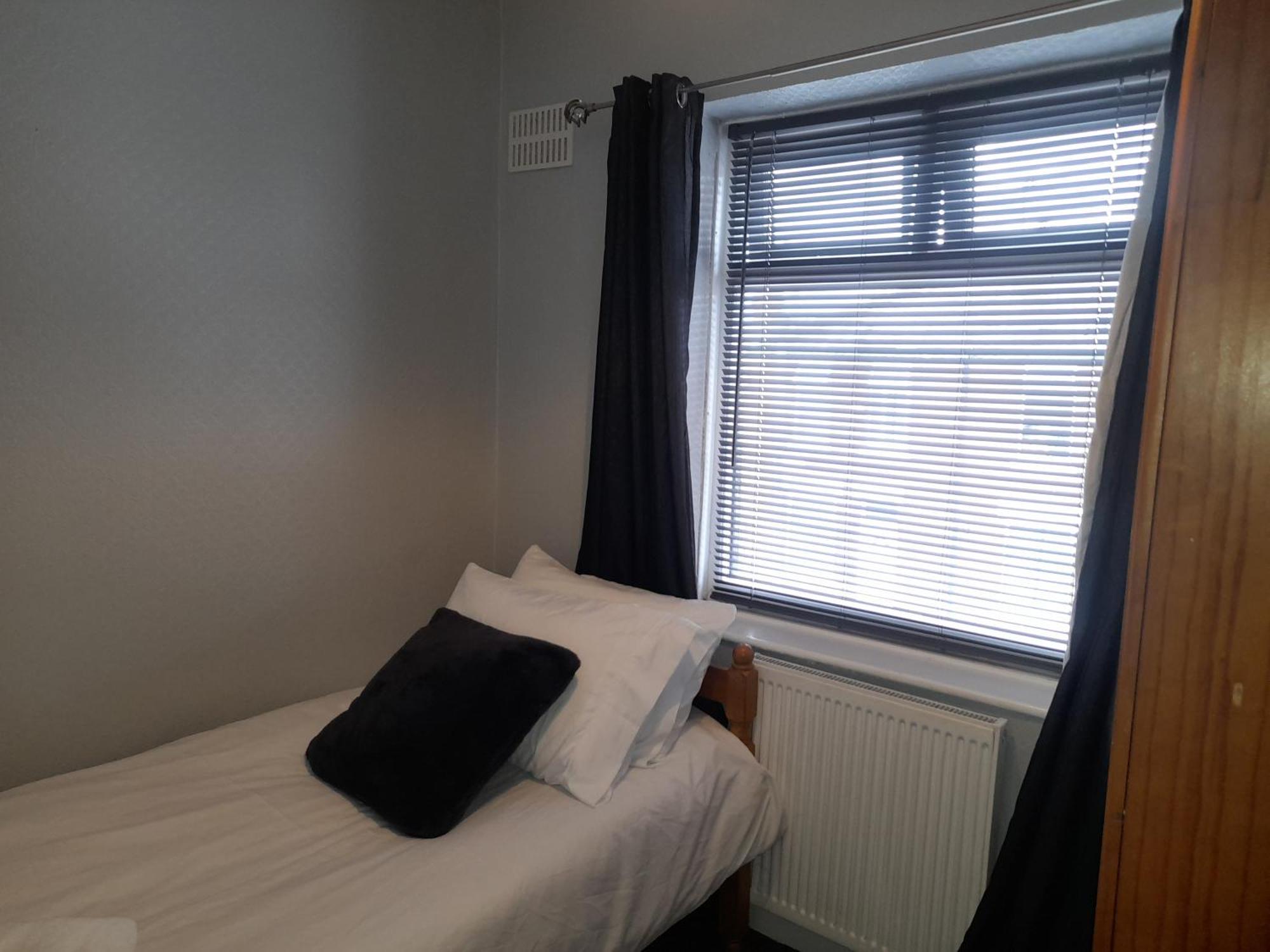 Holiday home Bright 4-bed House 15 Min To Centre