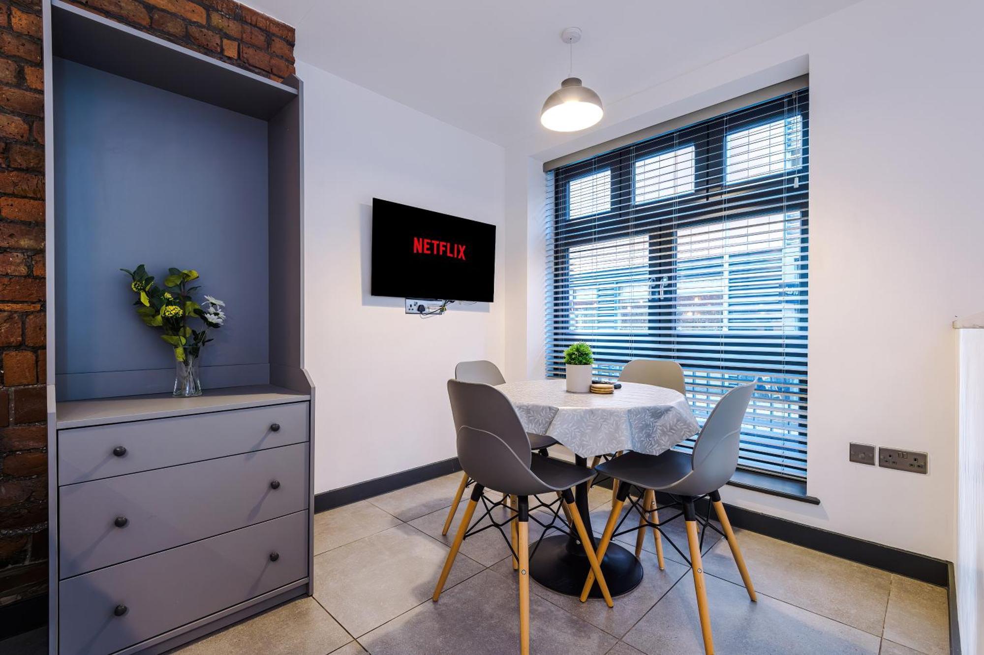 4-storey Townhouse In By Hilltop Serviced Holiday home Manchester