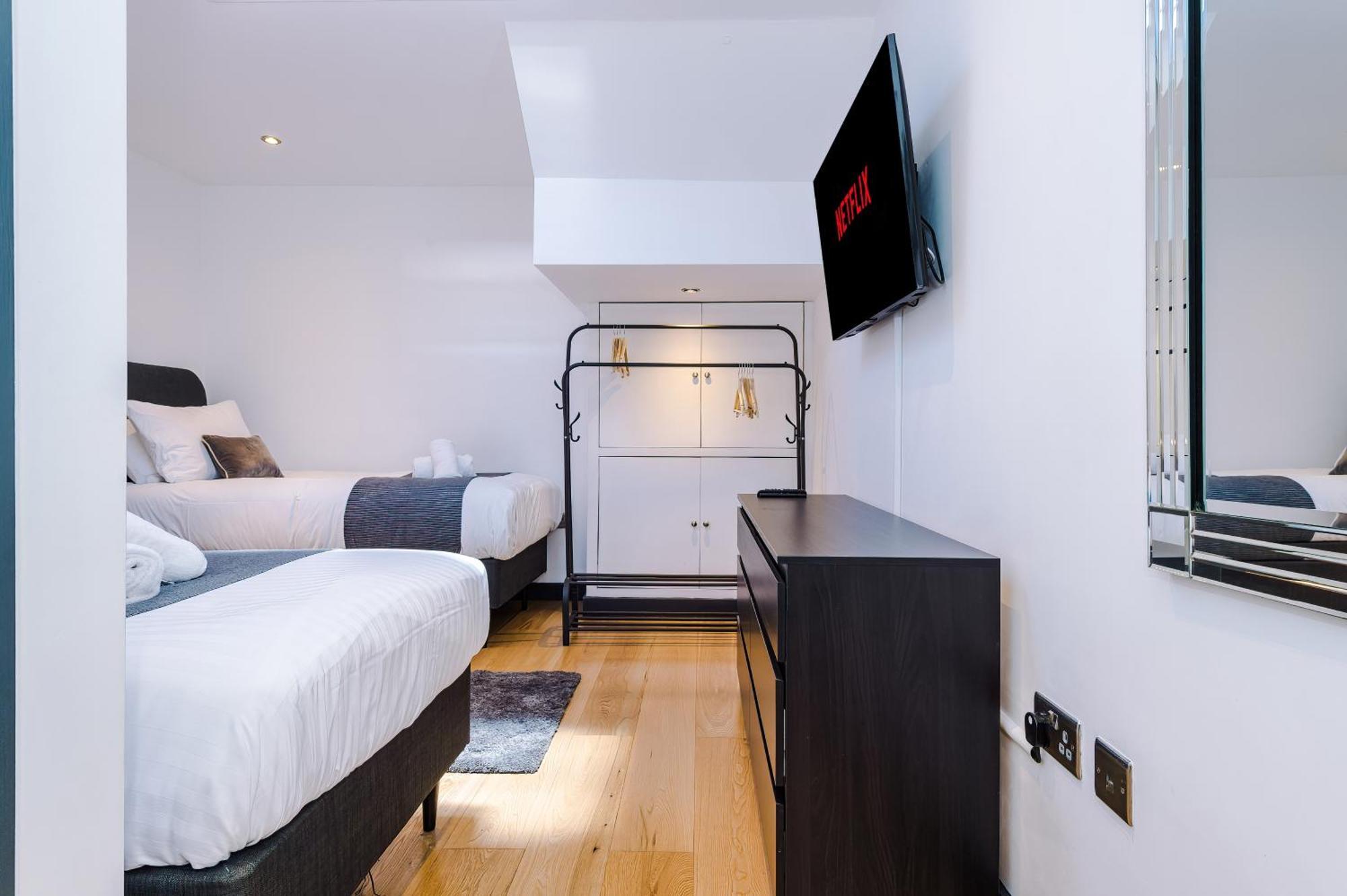 Holiday home 4-storey Townhouse In By Hilltop Serviced Manchester