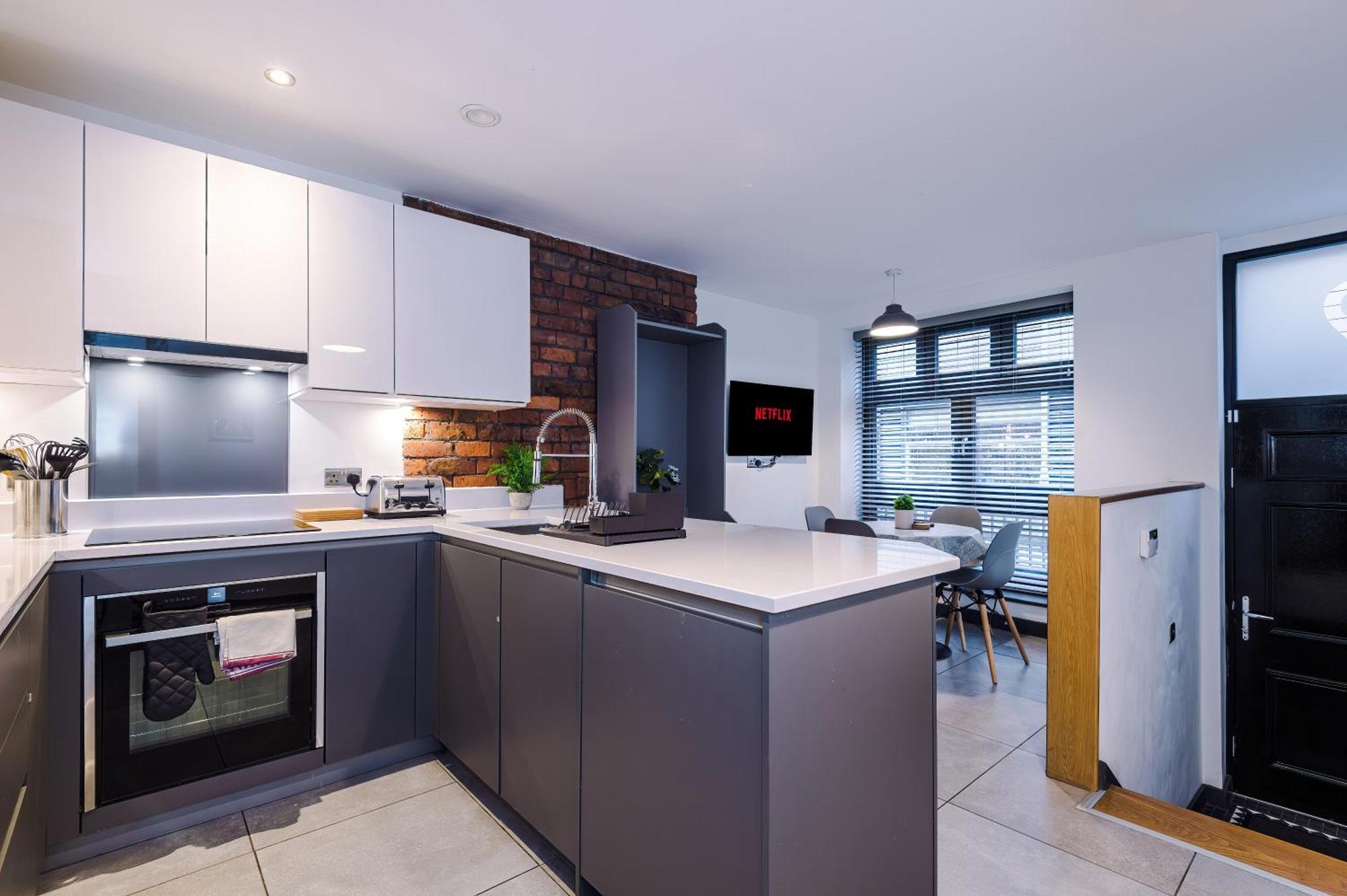 4-storey Townhouse In By Hilltop Serviced Manchester
