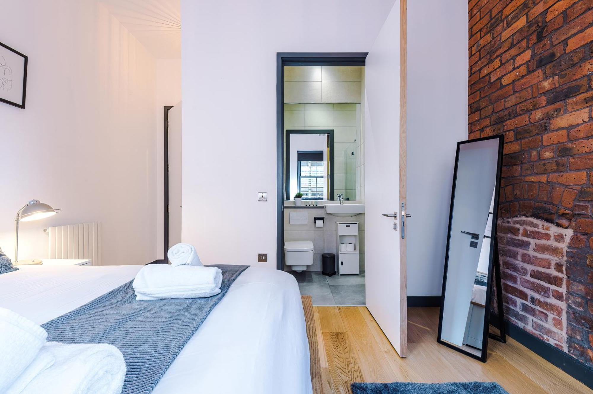 4-storey Townhouse In By Hilltop Serviced Holiday home Manchester