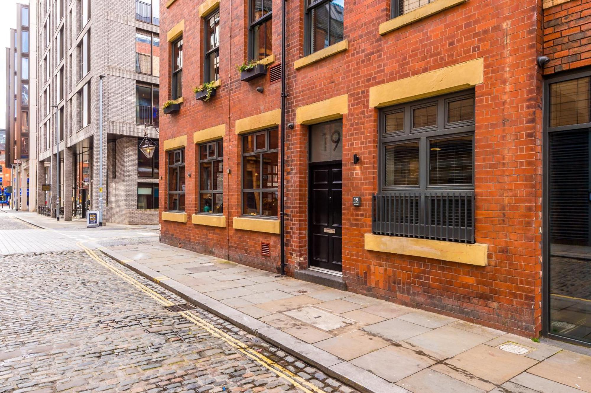 4-storey Townhouse In By Hilltop Serviced * Manchester