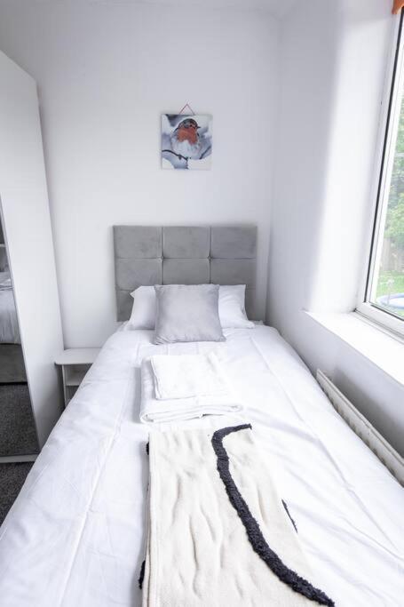 Windsor House 3 Bedrooms Sleeps 8 Holiday home