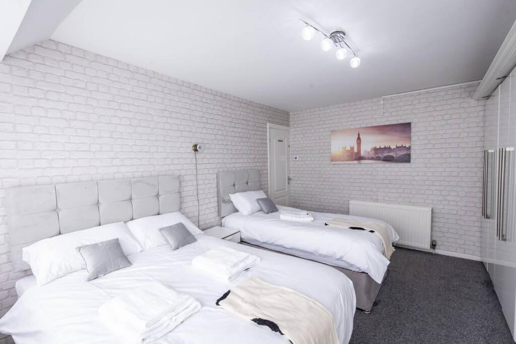 Windsor House 3 Bedrooms Sleeps 8 Holiday home Manchester