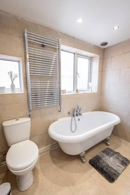 Windsor House 3 Bedrooms Sleeps 8 Holiday home *