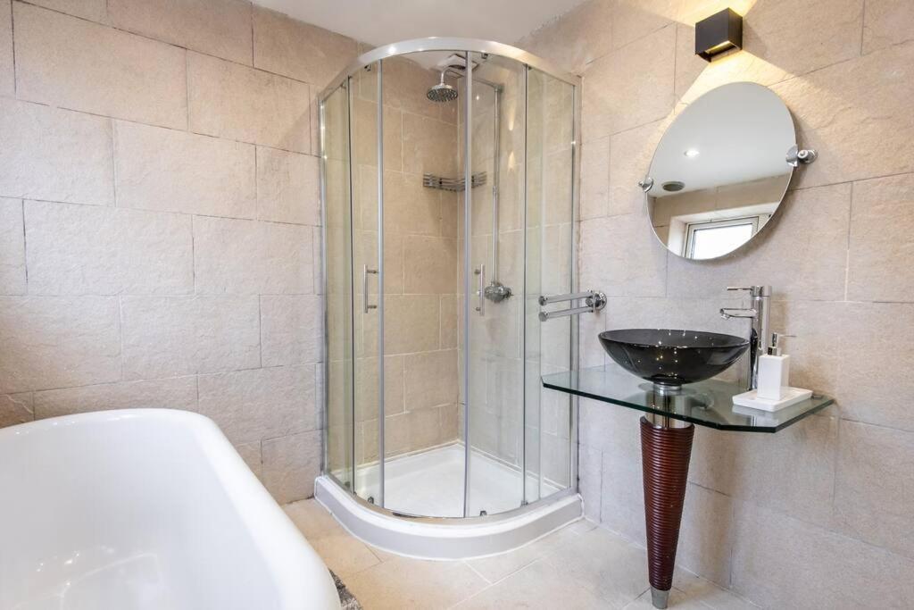 Holiday home Windsor House 3 Bedrooms Sleeps 8 Manchester