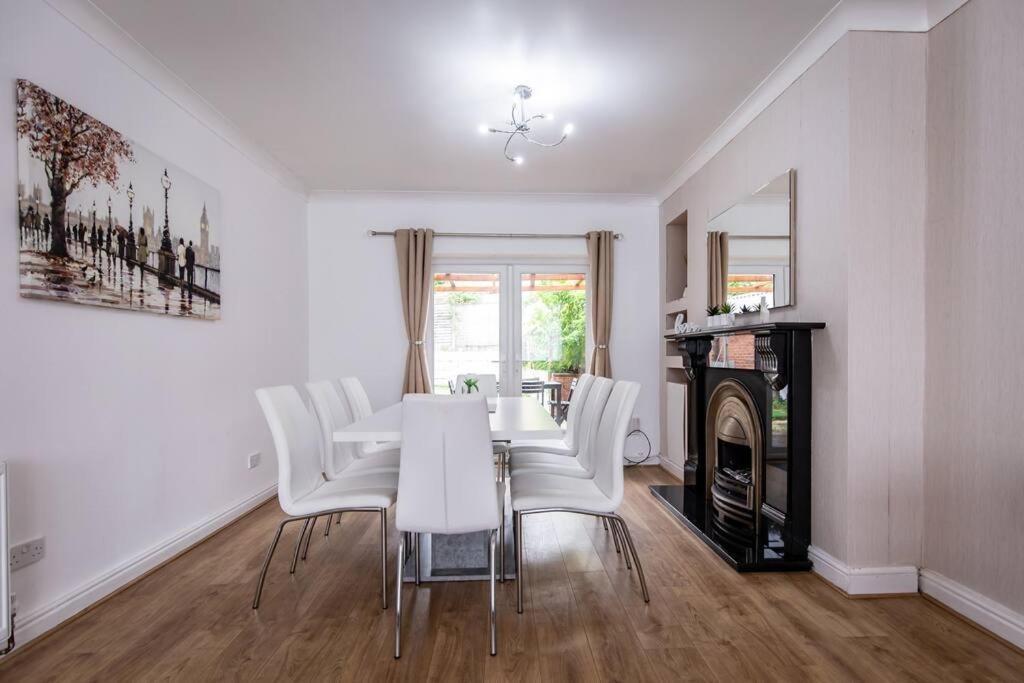 Windsor House 3 Bedrooms Sleeps 8 * Manchester